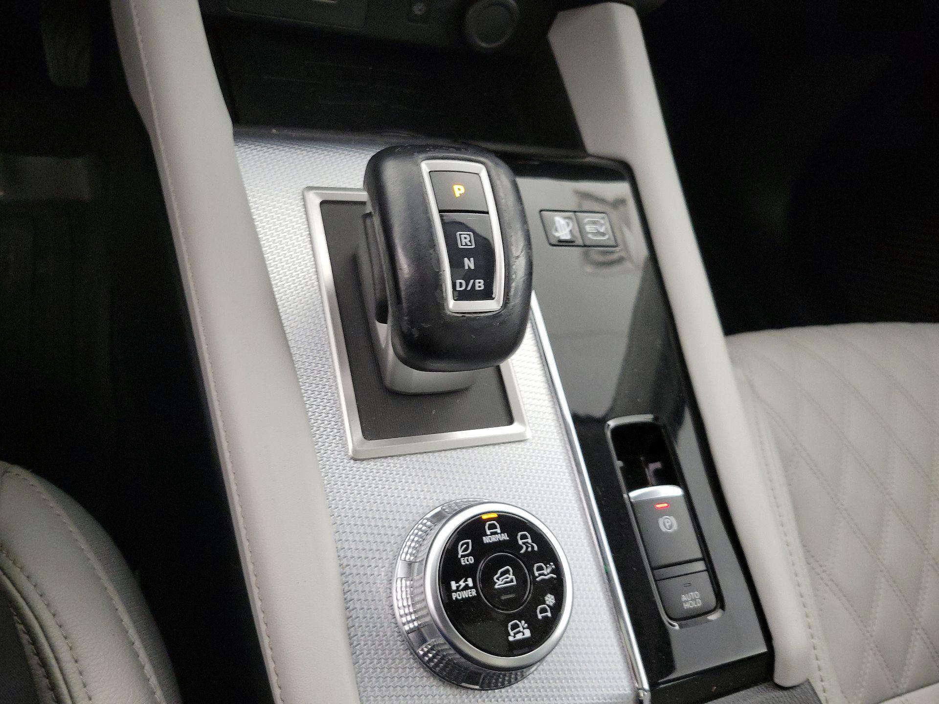 Thumbnail: 2023 Mitsubishi Outlander - 18