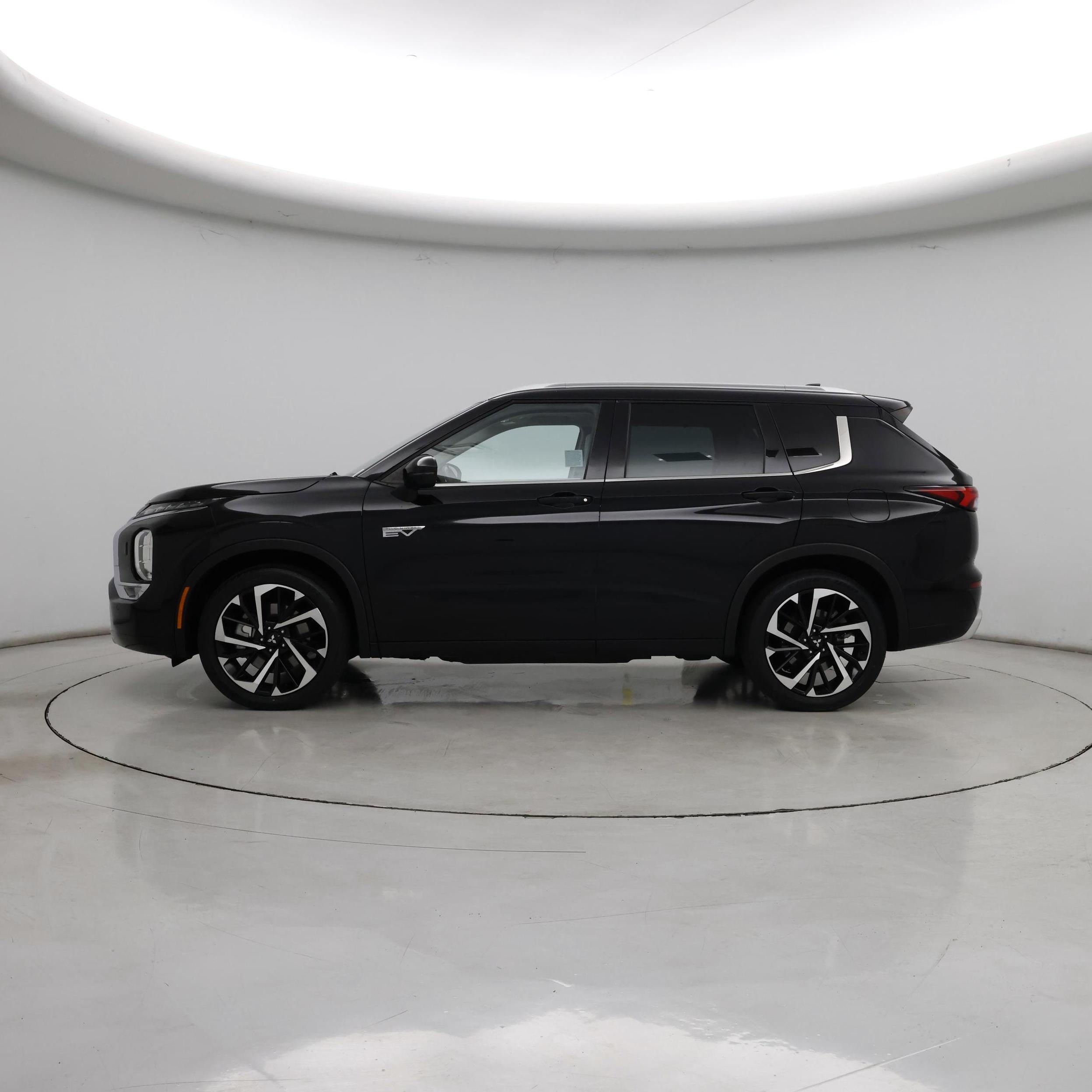 Thumbnail: 2023 Mitsubishi Outlander - 3