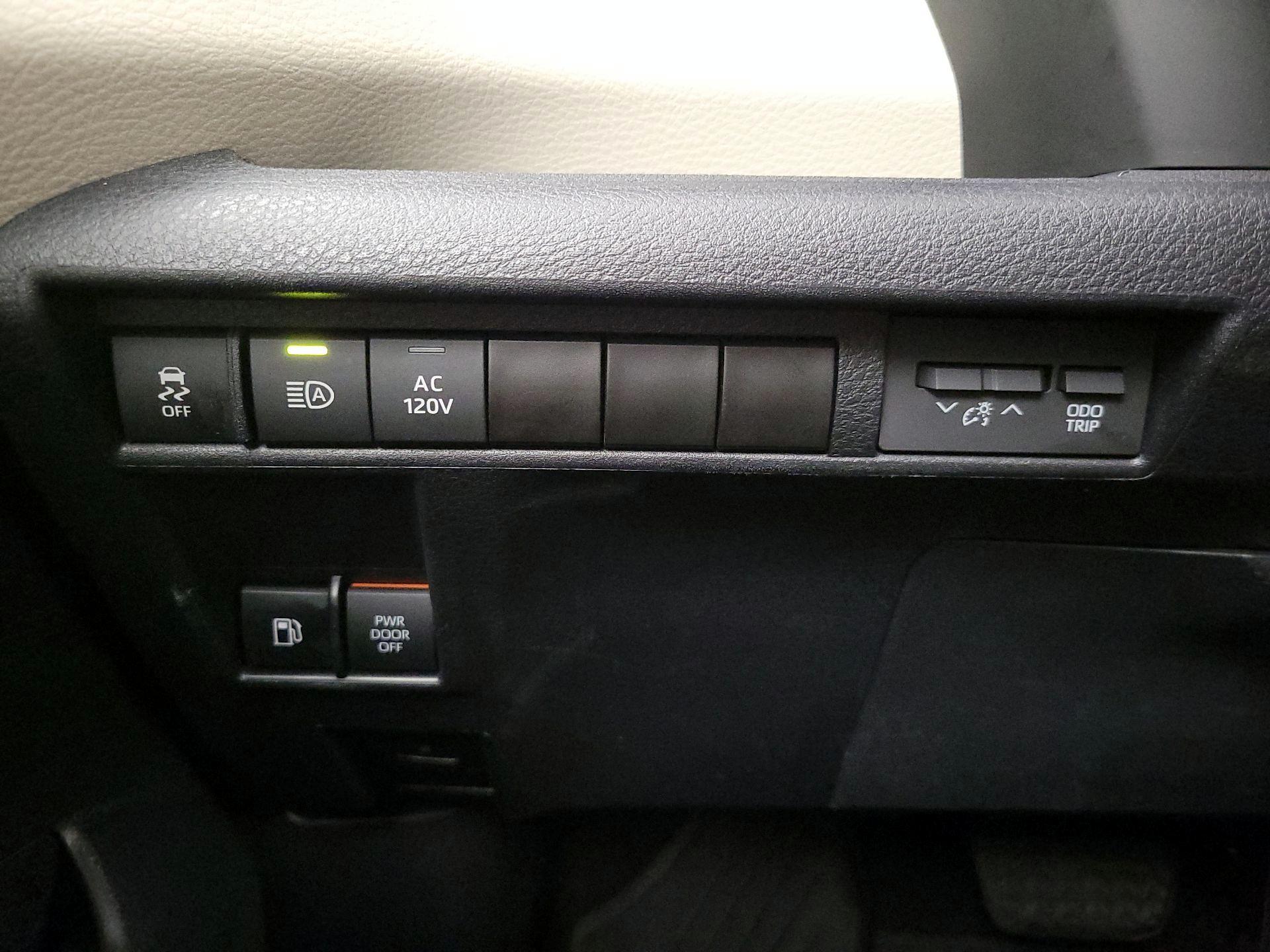 Thumbnail: 2022 Toyota Sienna - 13