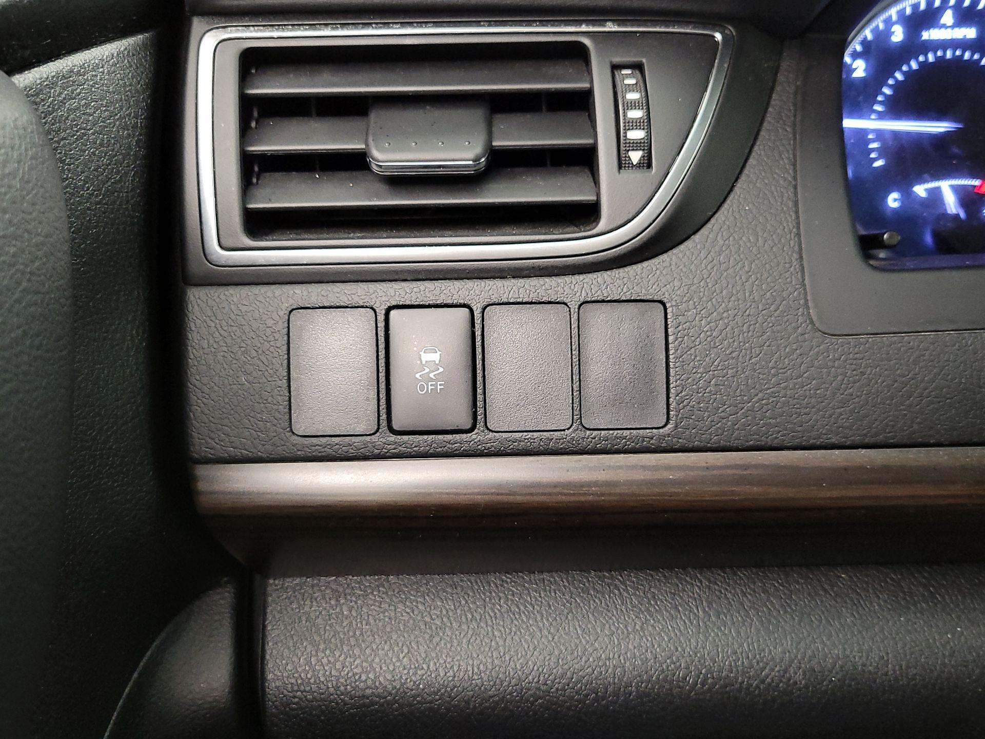 Thumbnail: 2016 Toyota Camry - 13