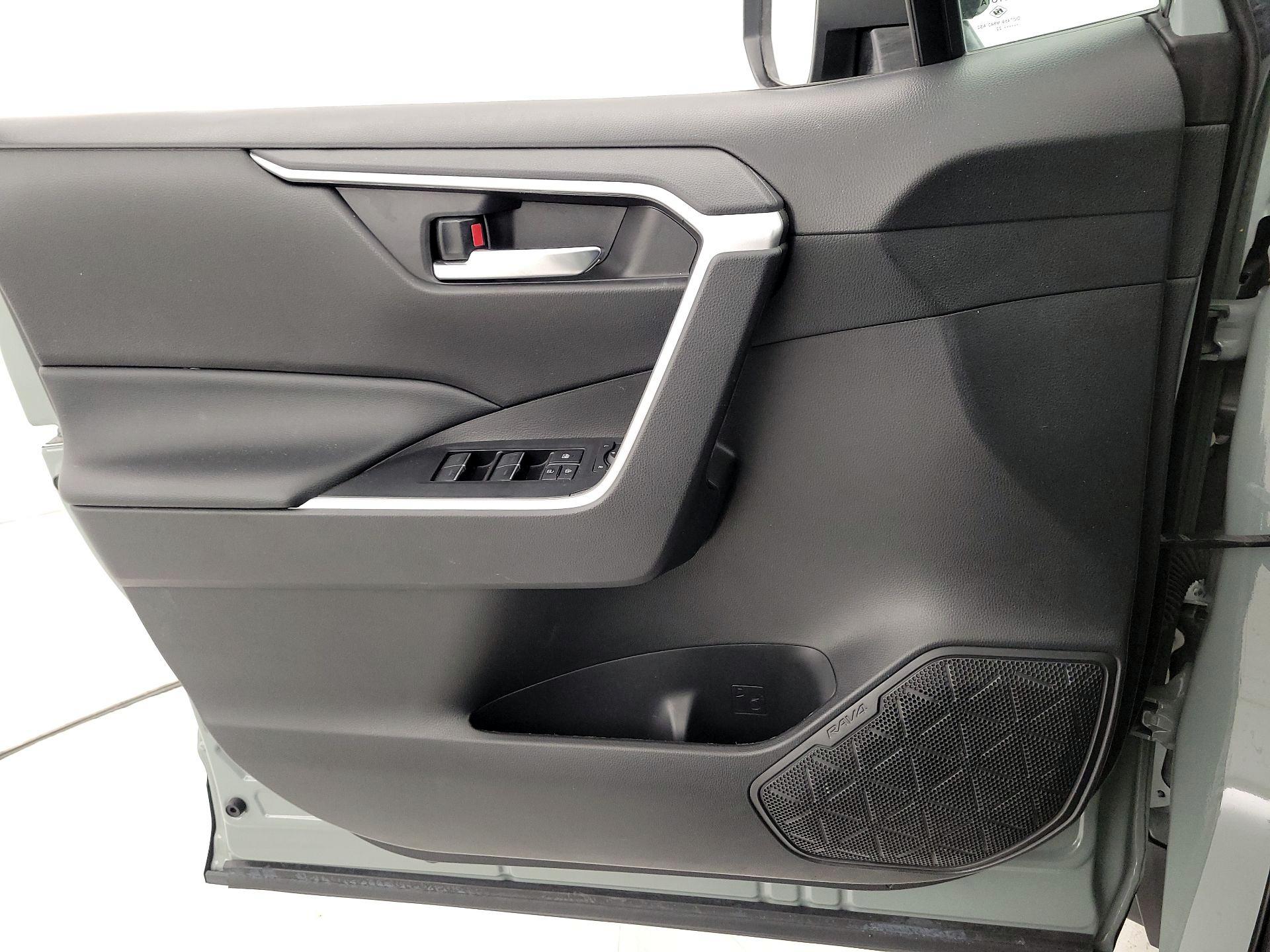 Thumbnail: 2022 Toyota RAV4 - 12