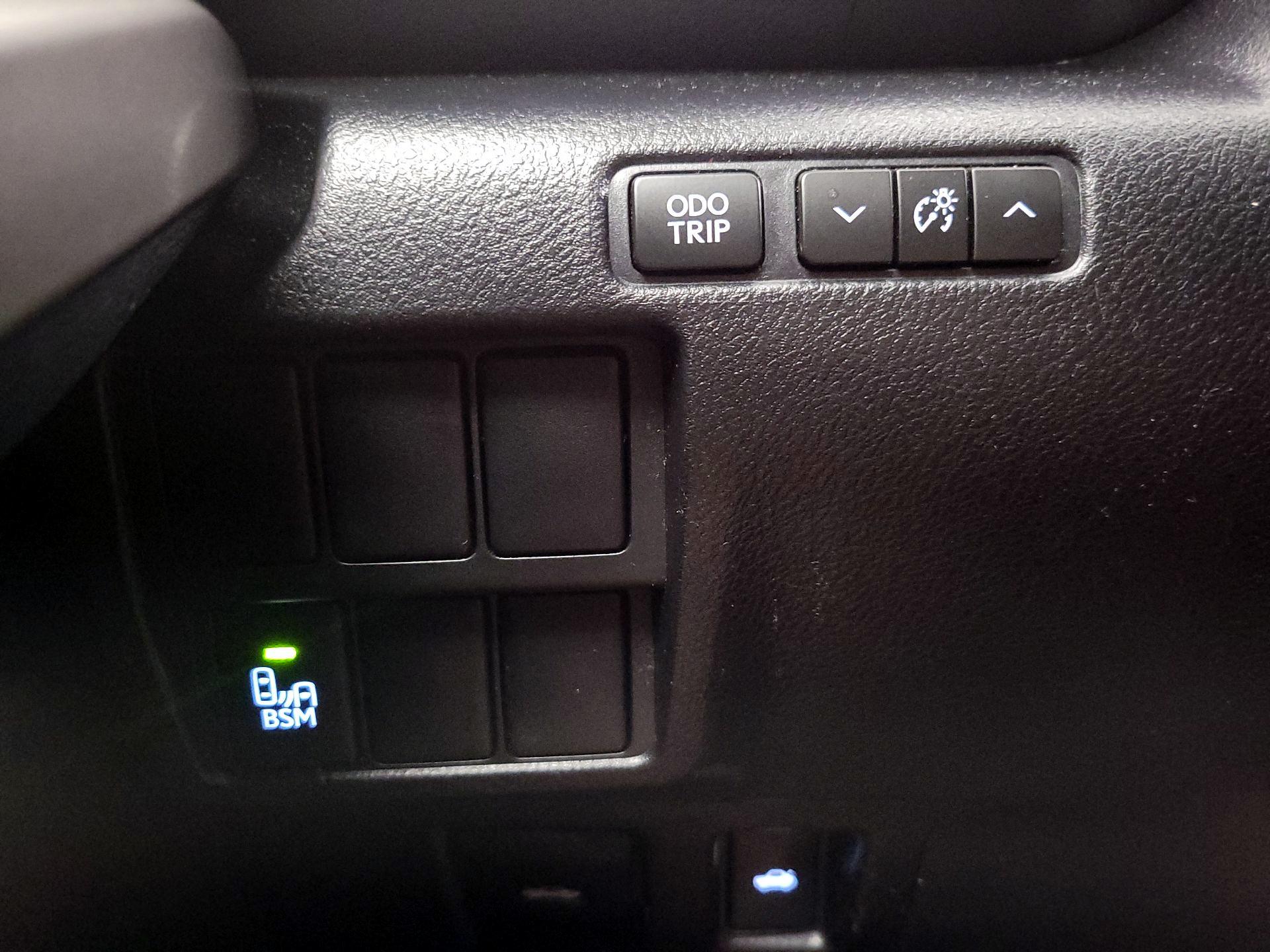 Thumbnail: 2016 Lexus IS - 13