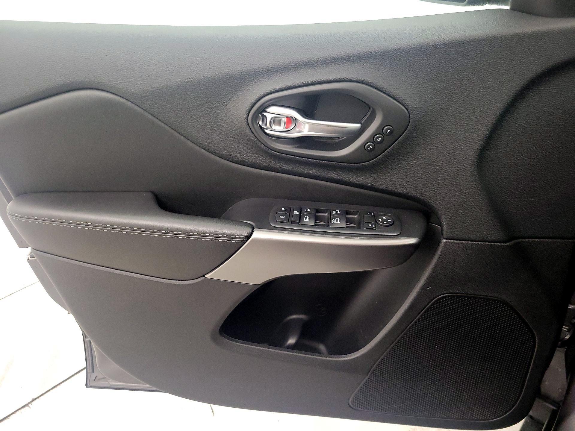 Thumbnail: 2020 Jeep Cherokee - 12