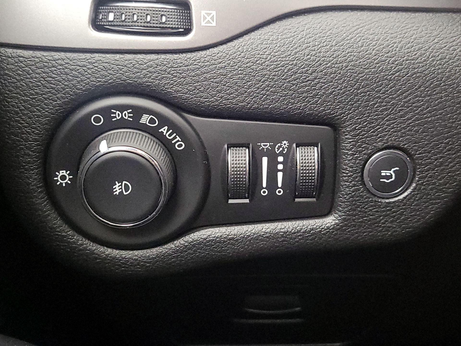 Thumbnail: 2020 Jeep Cherokee - 13