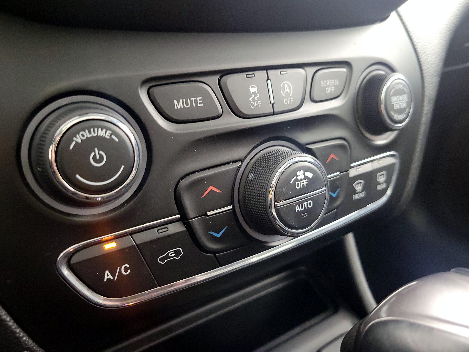 Thumbnail: 2020 Jeep Cherokee - 17