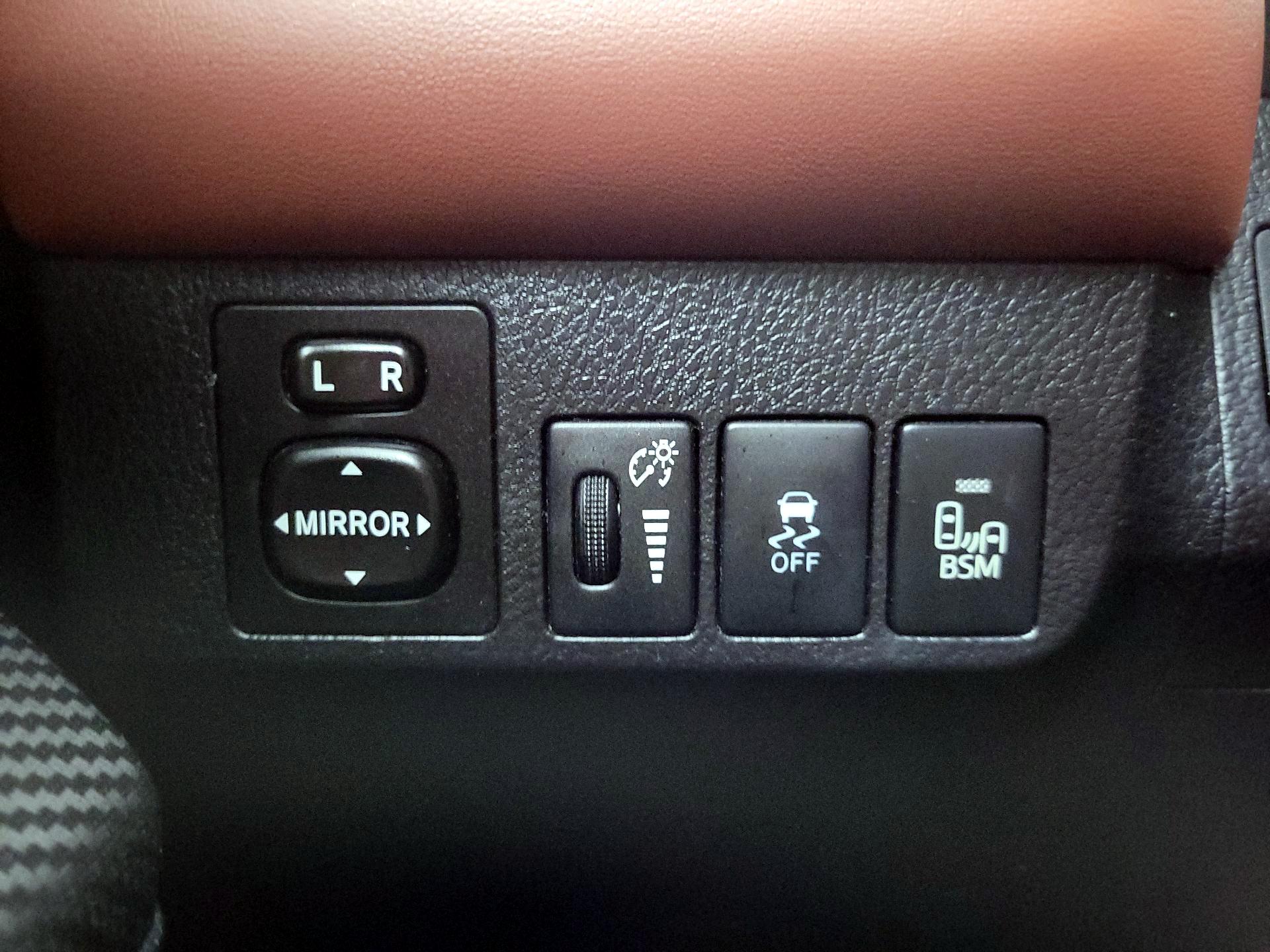 Thumbnail: 2015 Toyota RAV4 - 13