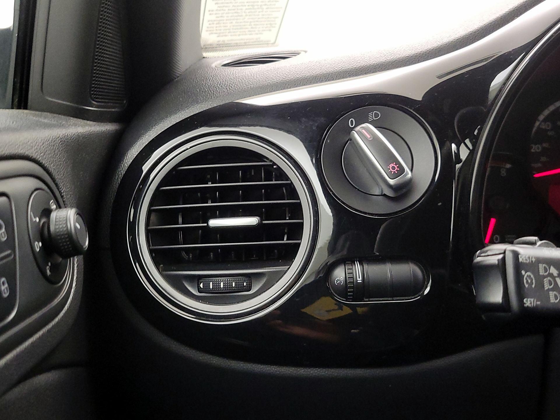 Thumbnail: 2016 Volkswagen Beetle - 13
