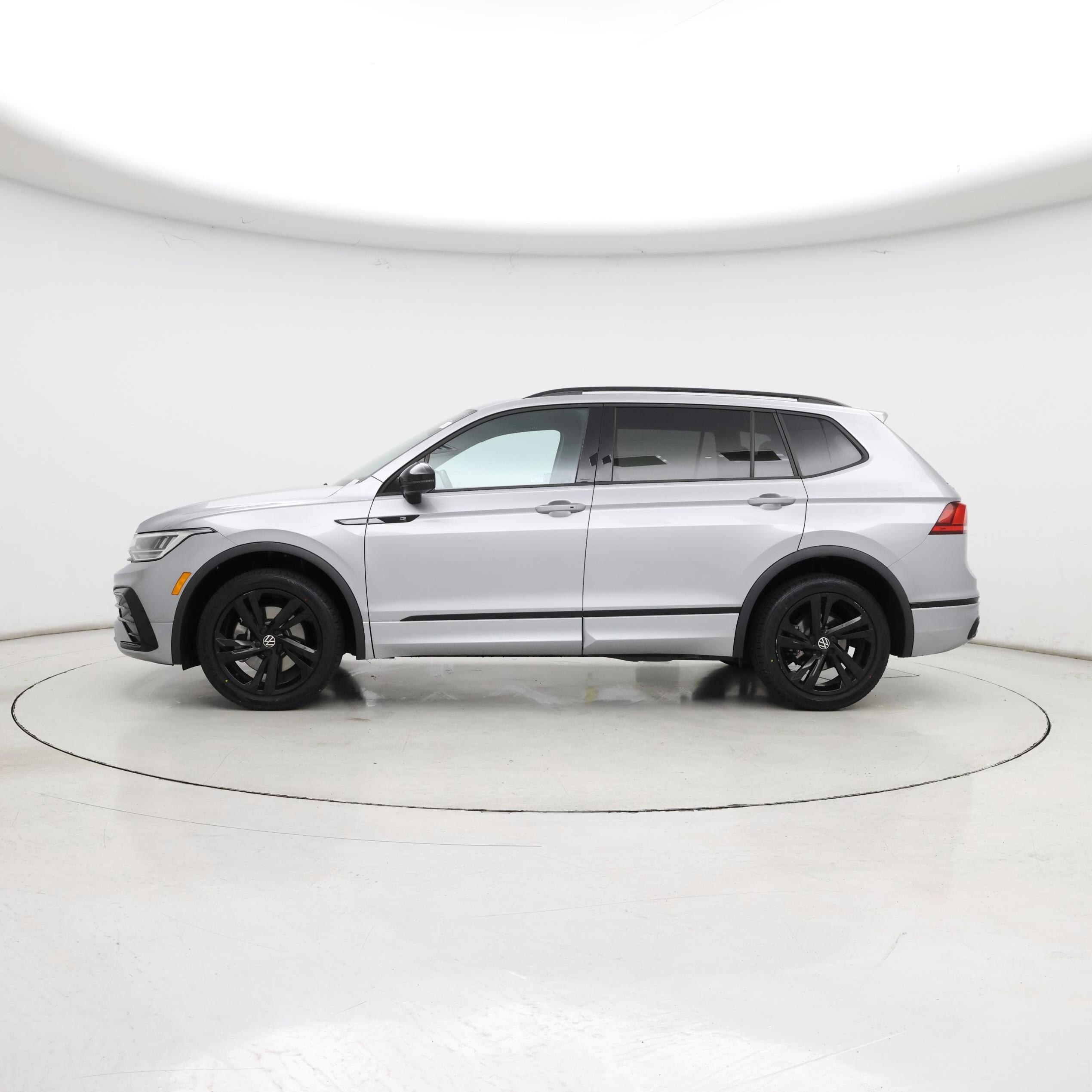 Thumbnail: 2023 Volkswagen Tiguan - 3