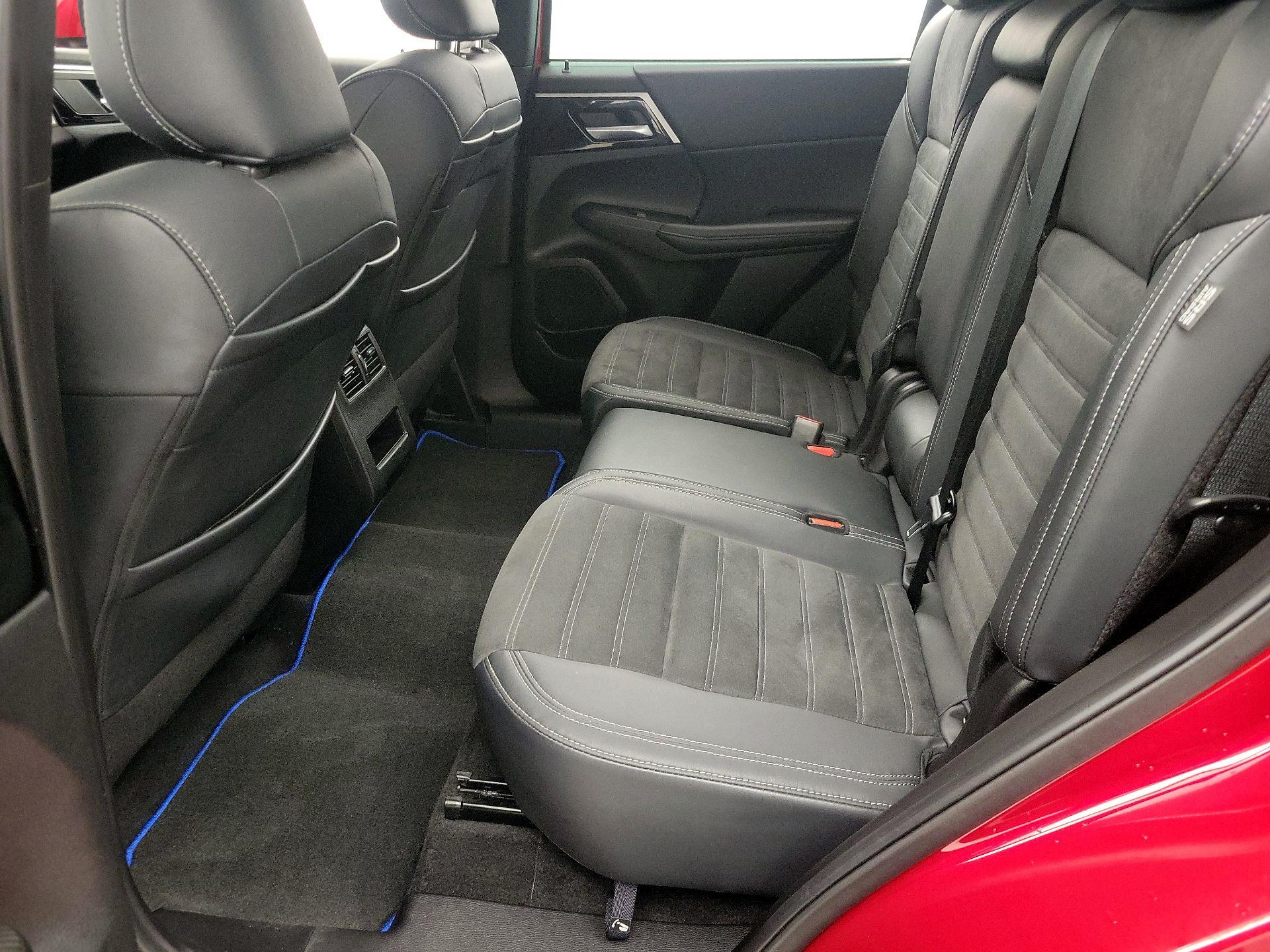 Thumbnail: 2023 Mitsubishi Outlander - 19