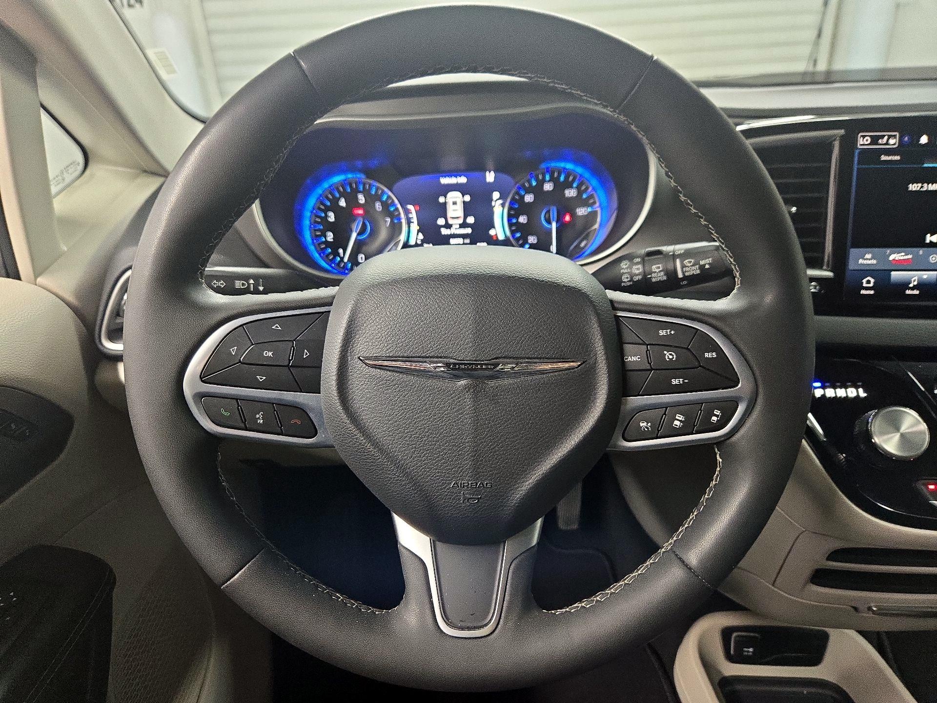 Thumbnail: 2023 Chrysler Pacifica - 10