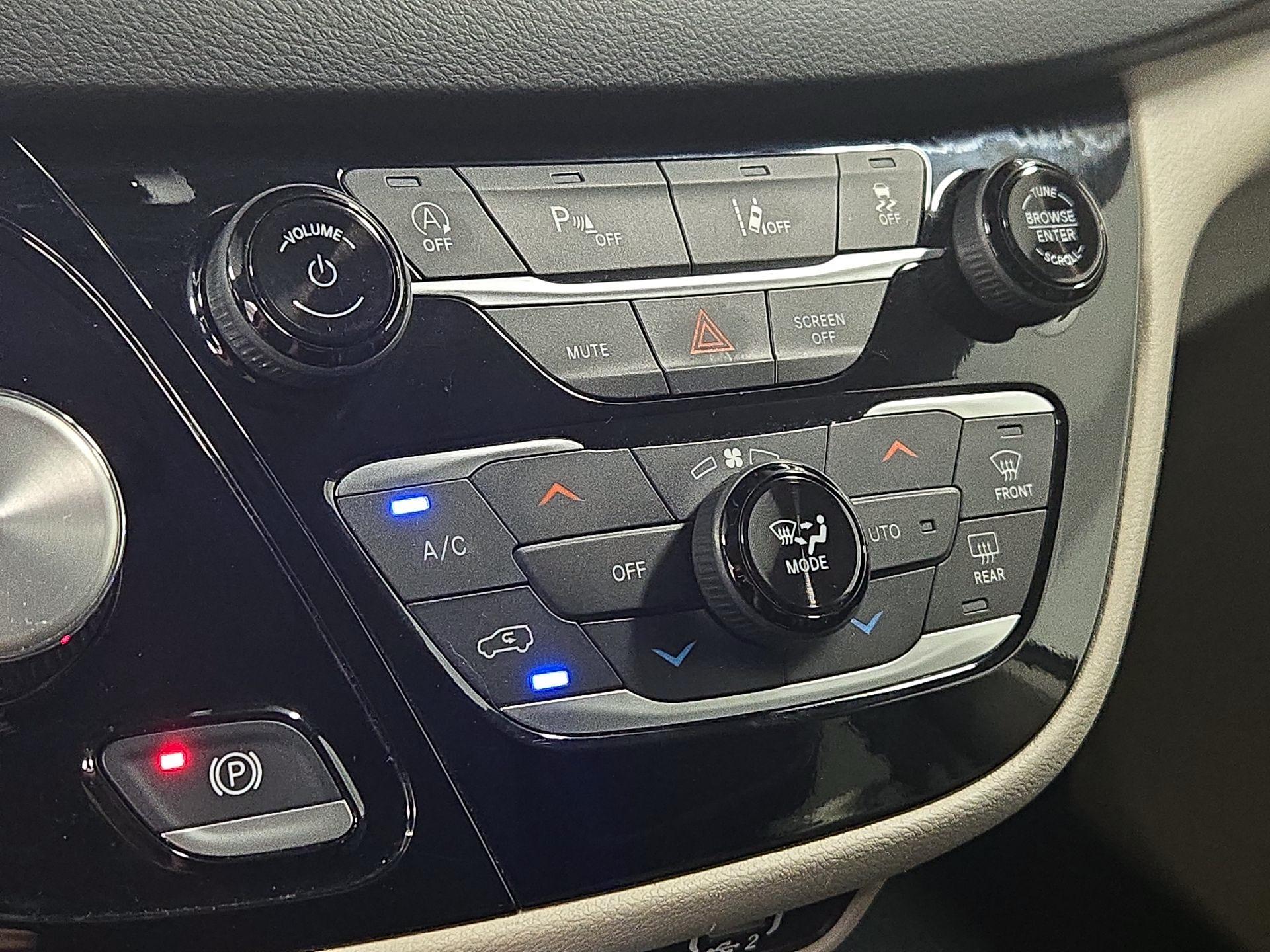 Thumbnail: 2023 Chrysler Pacifica - 16