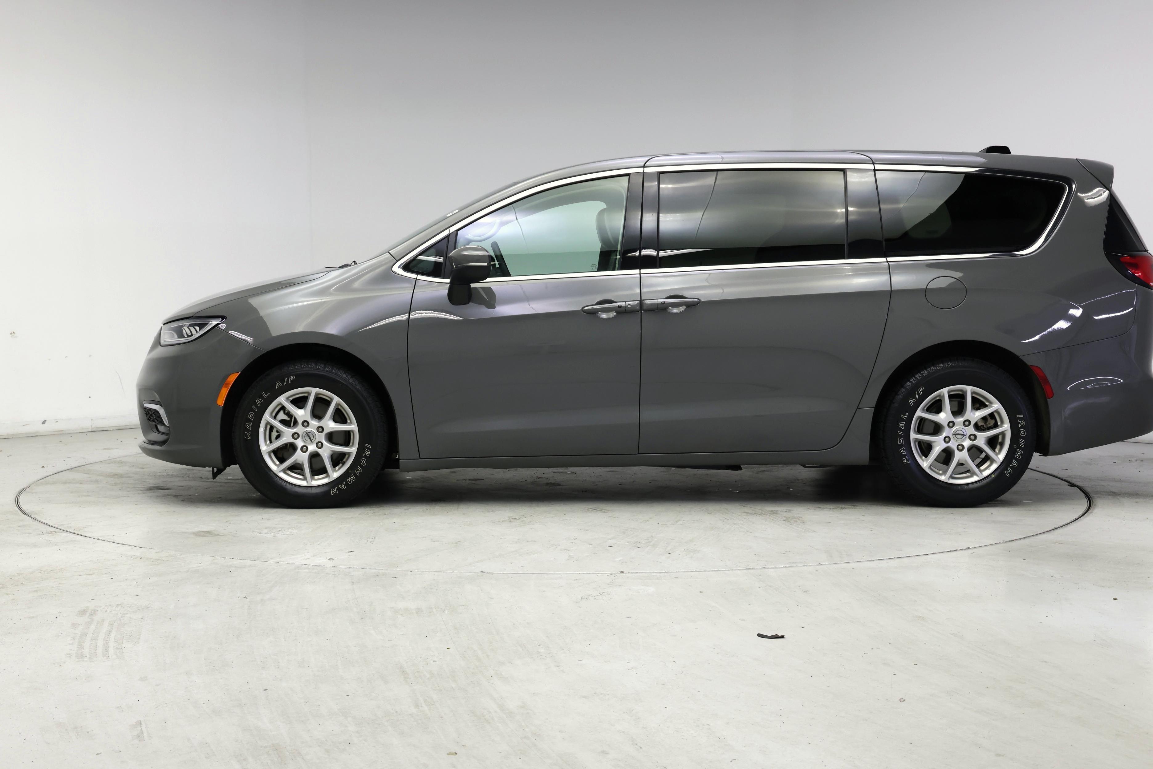 Thumbnail: 2023 Chrysler Pacifica - 3