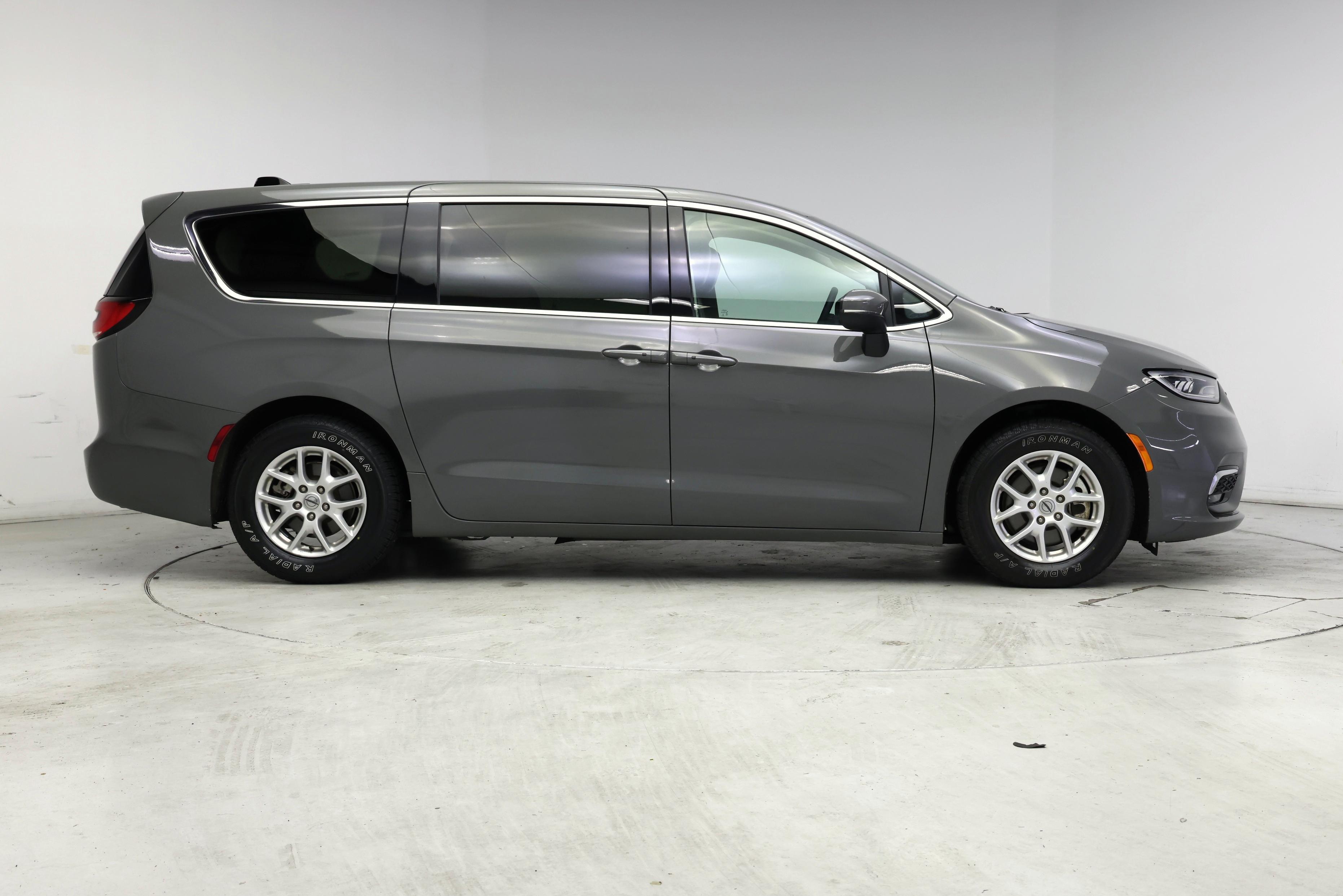 Thumbnail: 2023 Chrysler Pacifica - 7