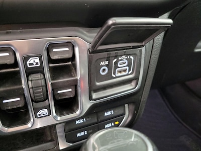 USB/AUX Ports