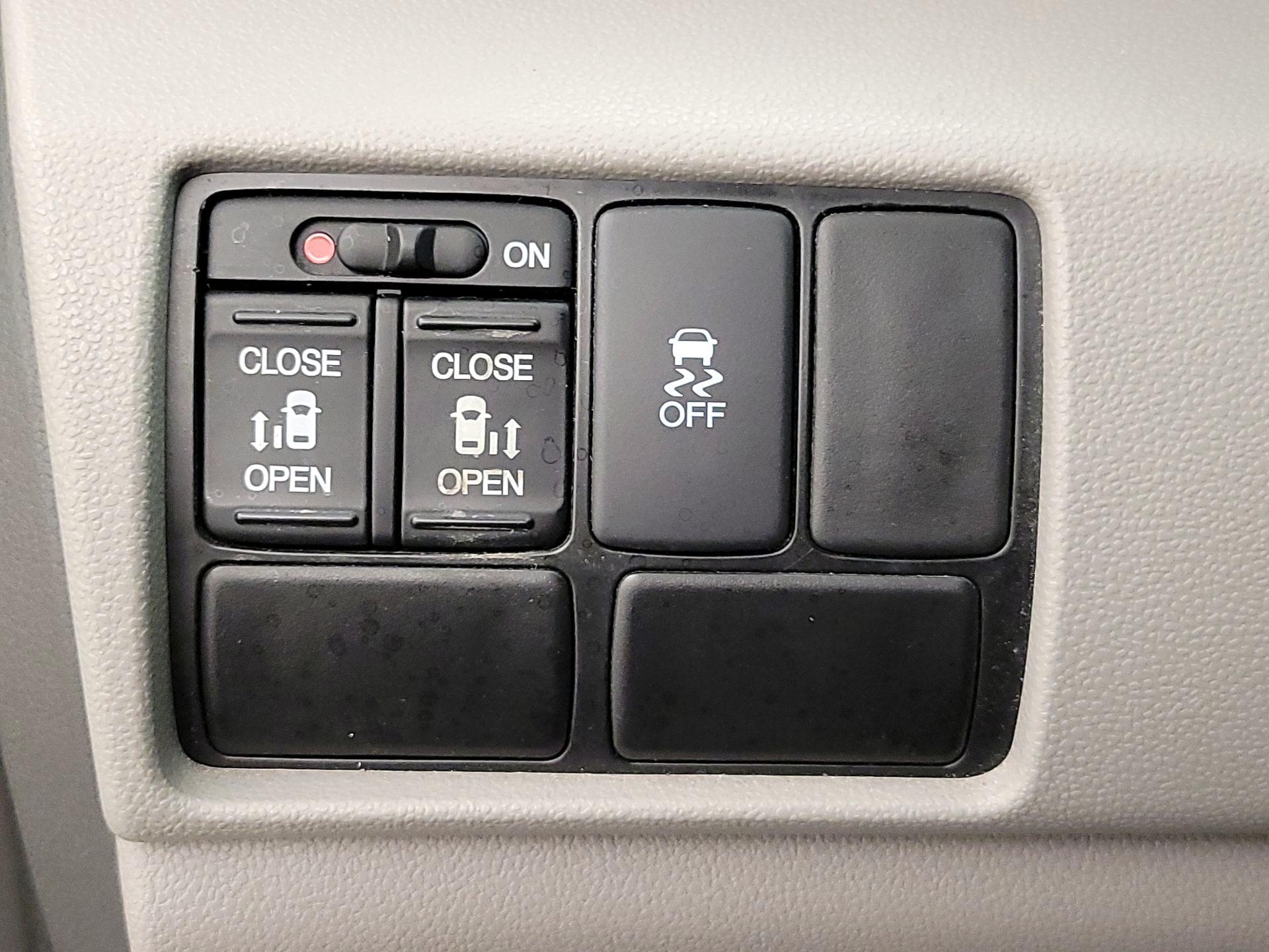 Thumbnail: 2015 Honda Odyssey - 13