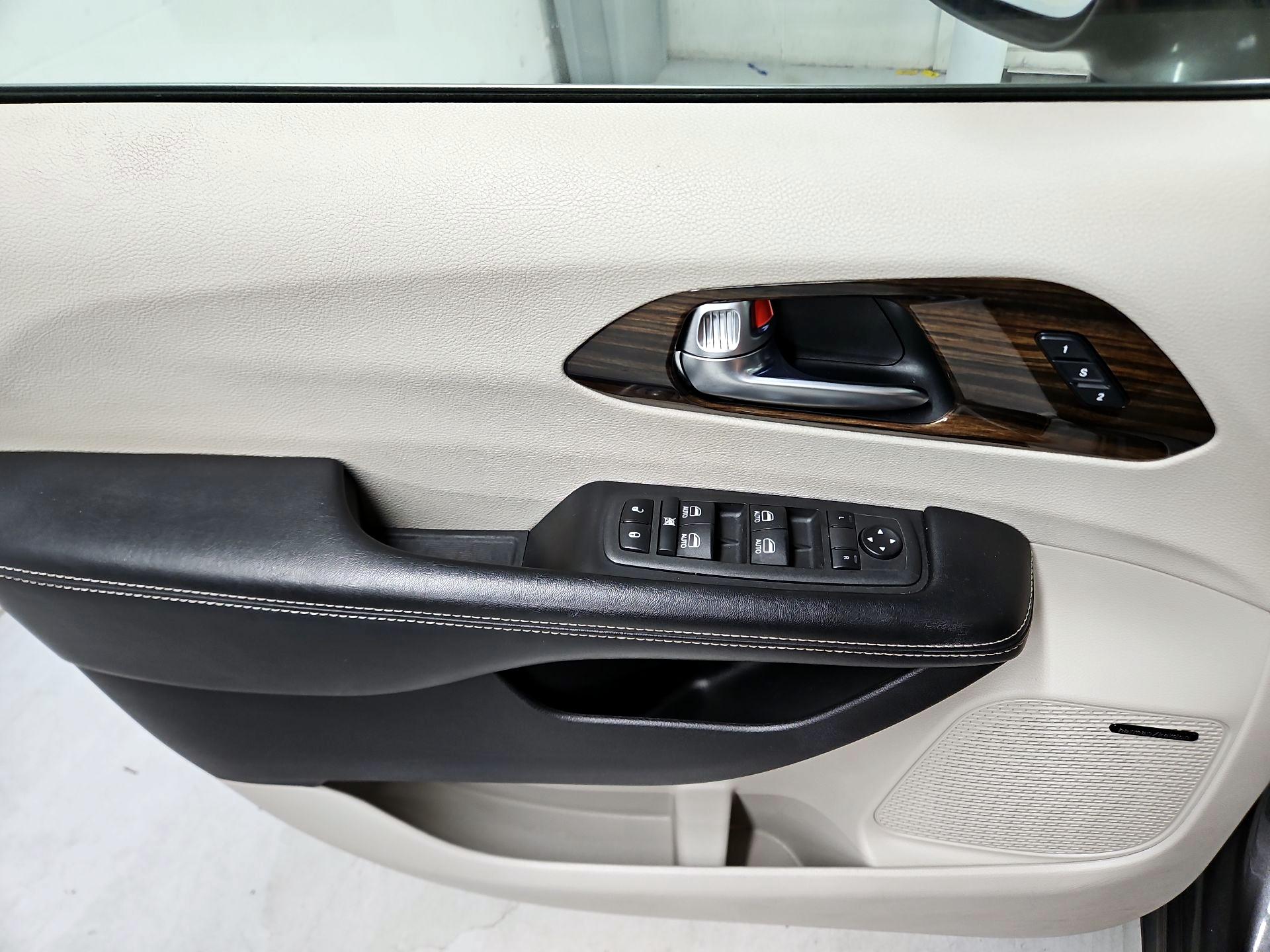 Thumbnail: 2021 Chrysler Pacifica - 12