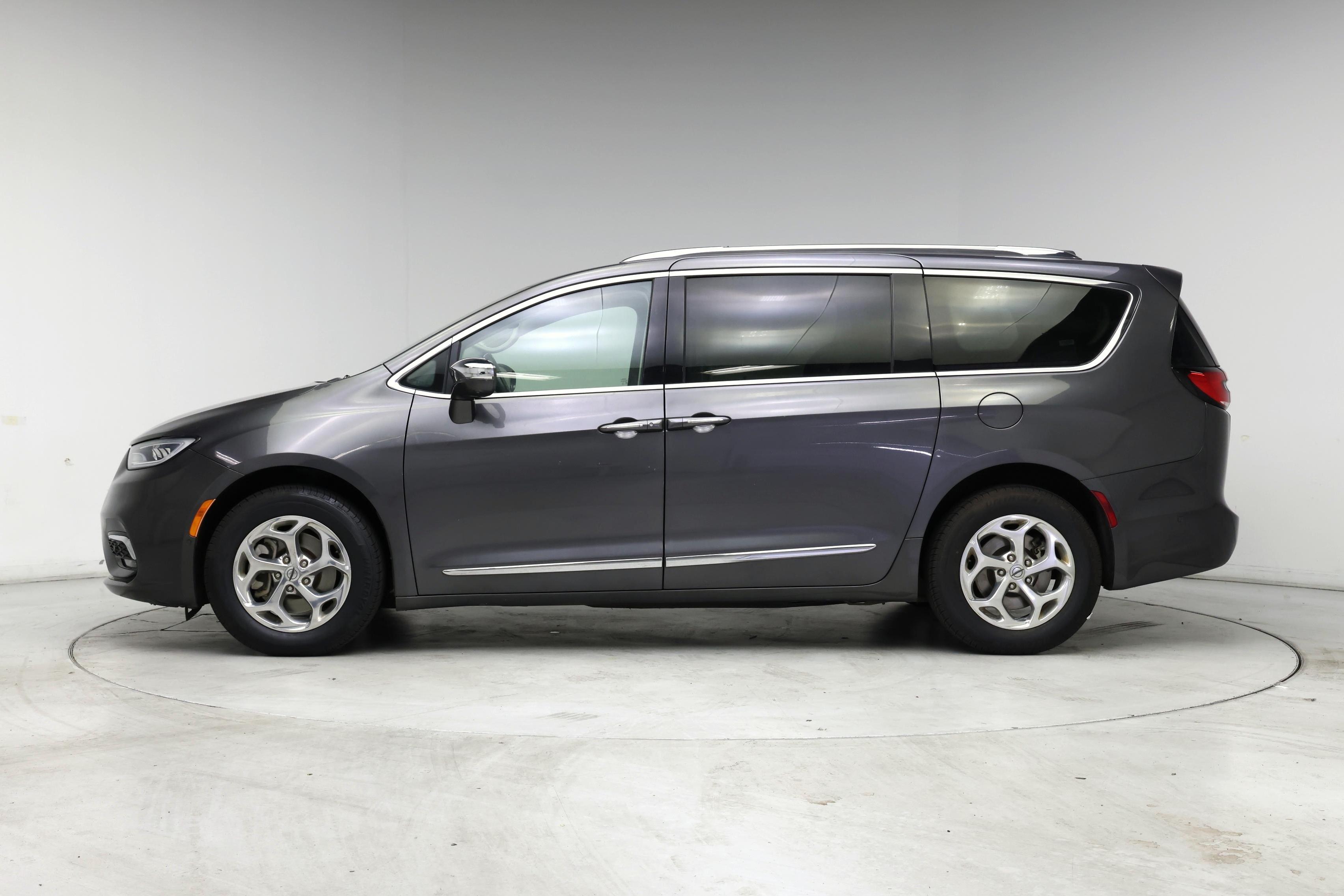 Thumbnail: 2021 Chrysler Pacifica - 3