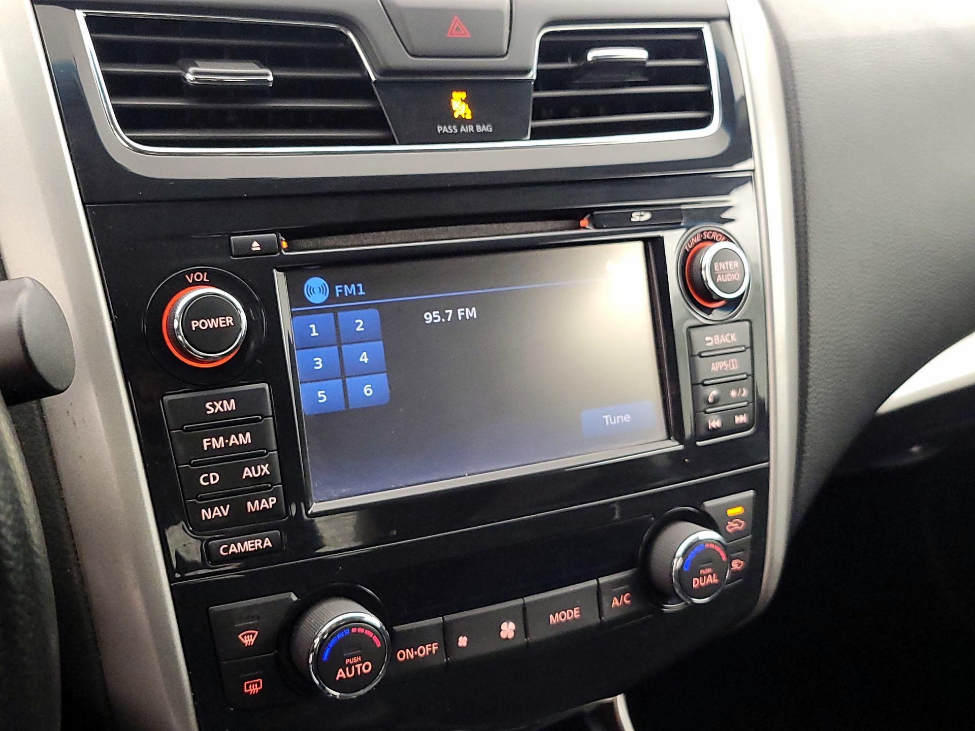 Thumbnail: 2015 Nissan Altima - 16