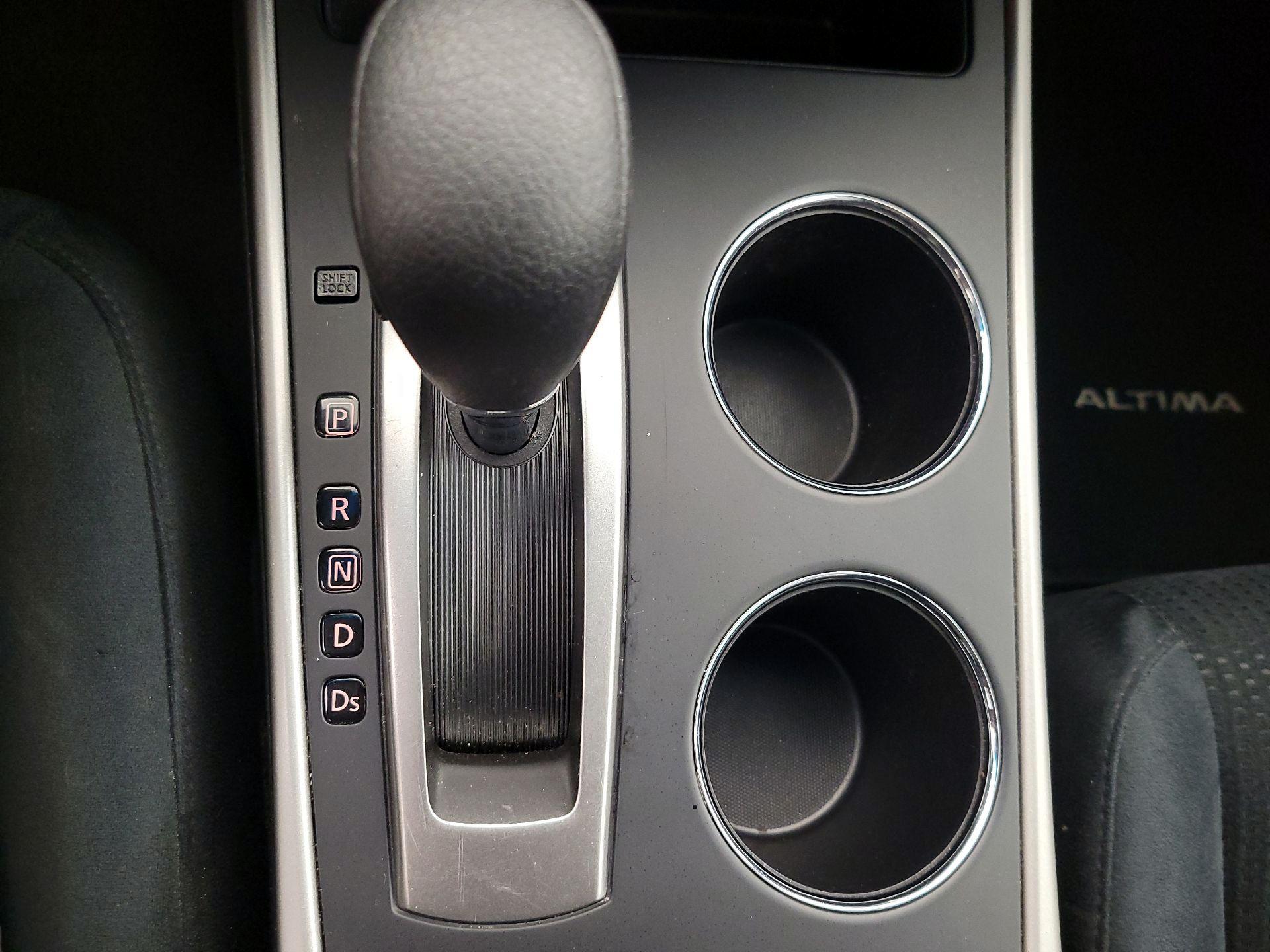 Thumbnail: 2015 Nissan Altima - 18