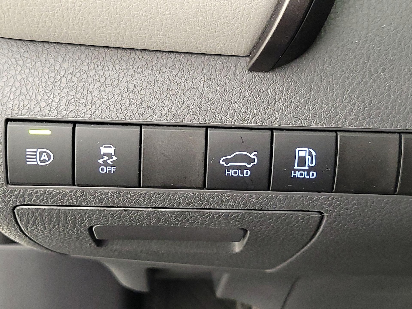 2021 Toyota Camry LE - Photo 14