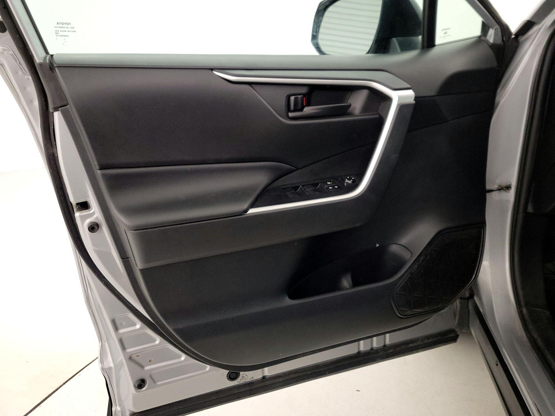 Thumbnail: 2020 Toyota RAV4 - 12