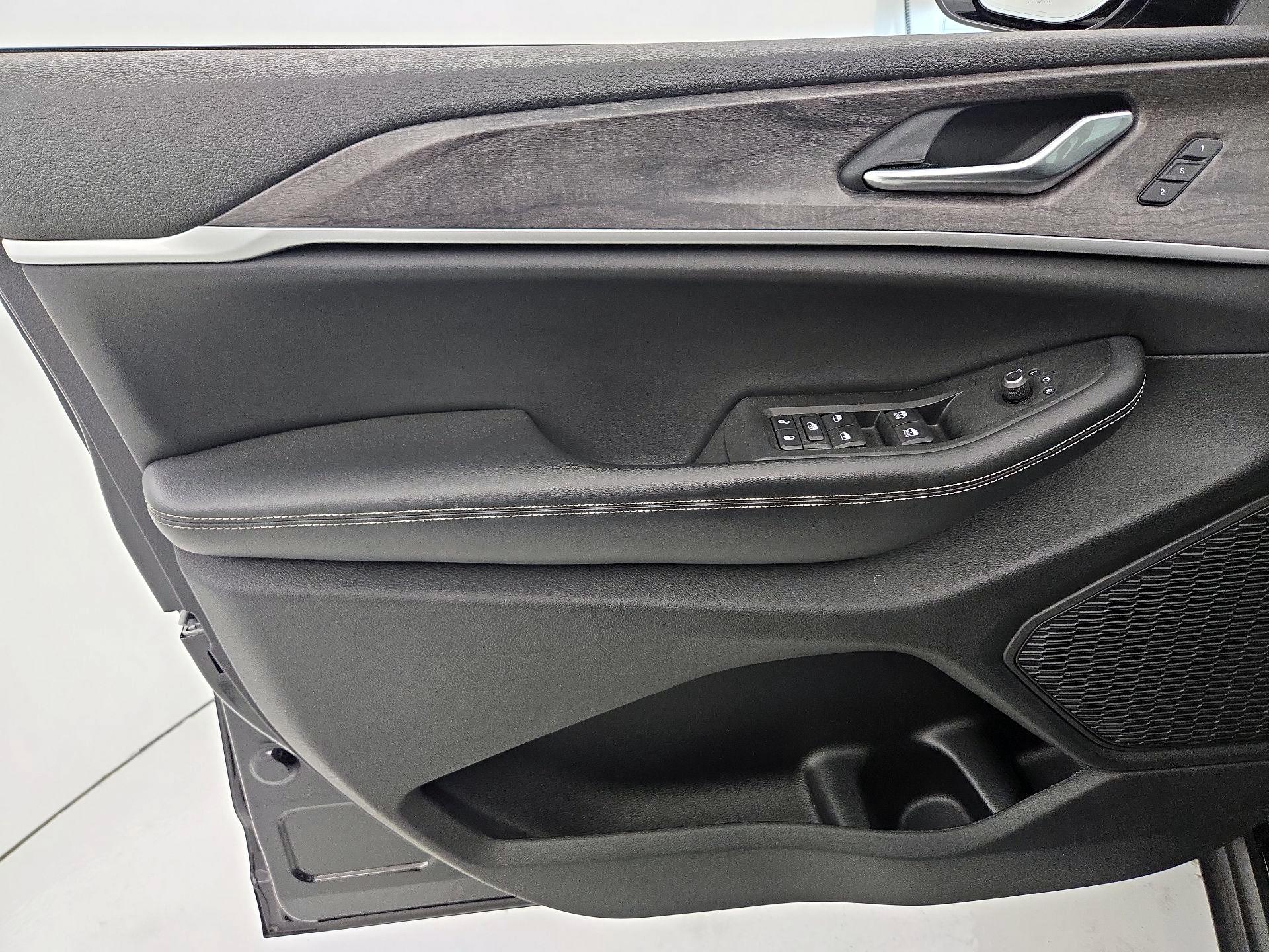 Thumbnail: 2023 Jeep Grand Cherokee - 12