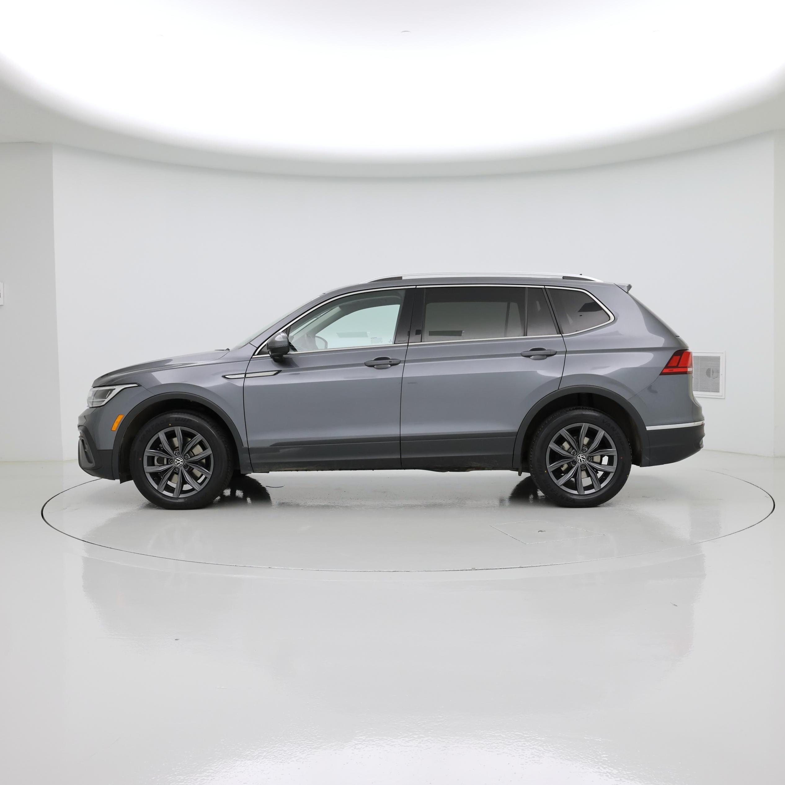 Thumbnail: 2022 Volkswagen Tiguan - 3