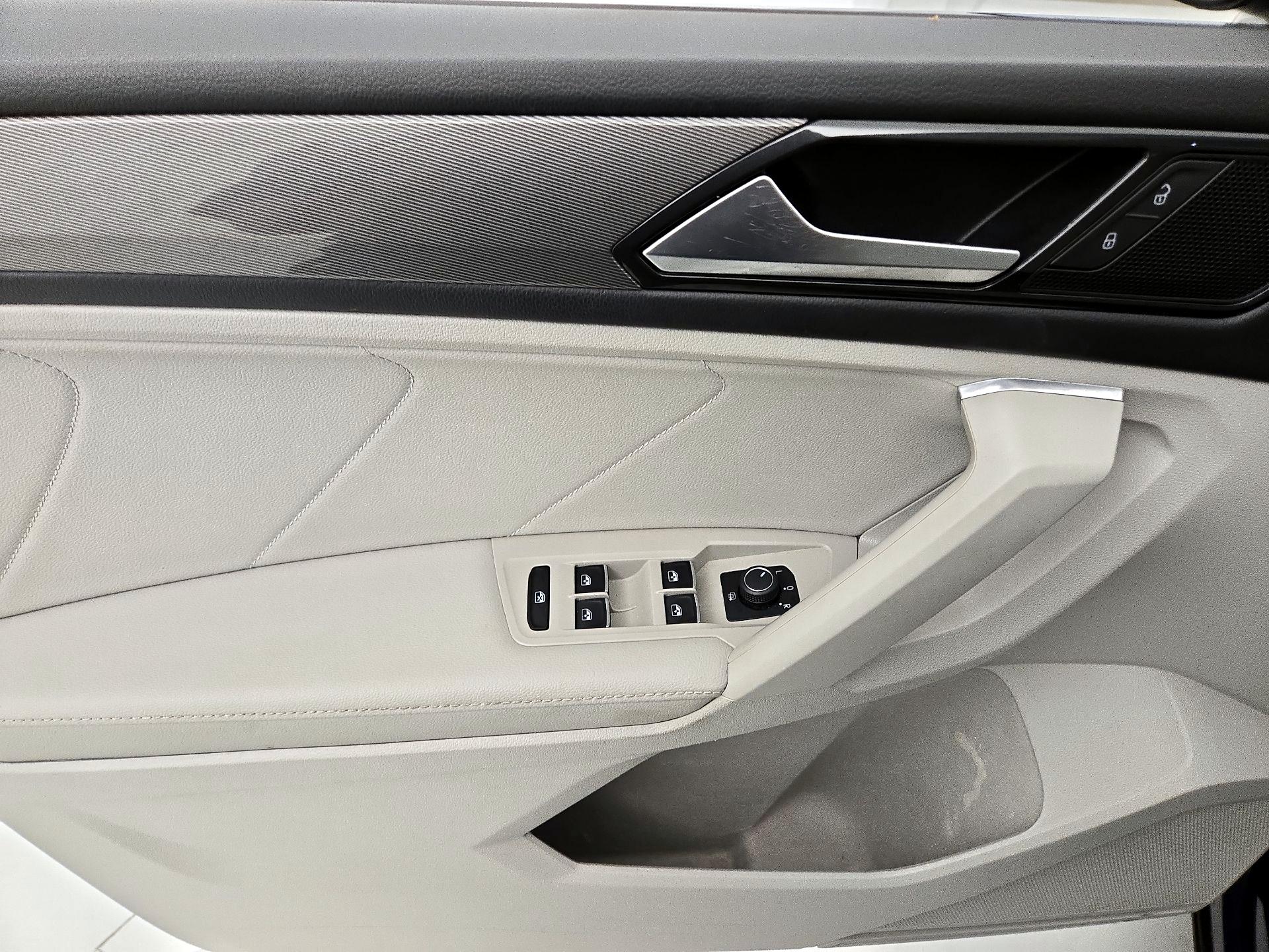 Thumbnail: 2023 Volkswagen Tiguan - 12