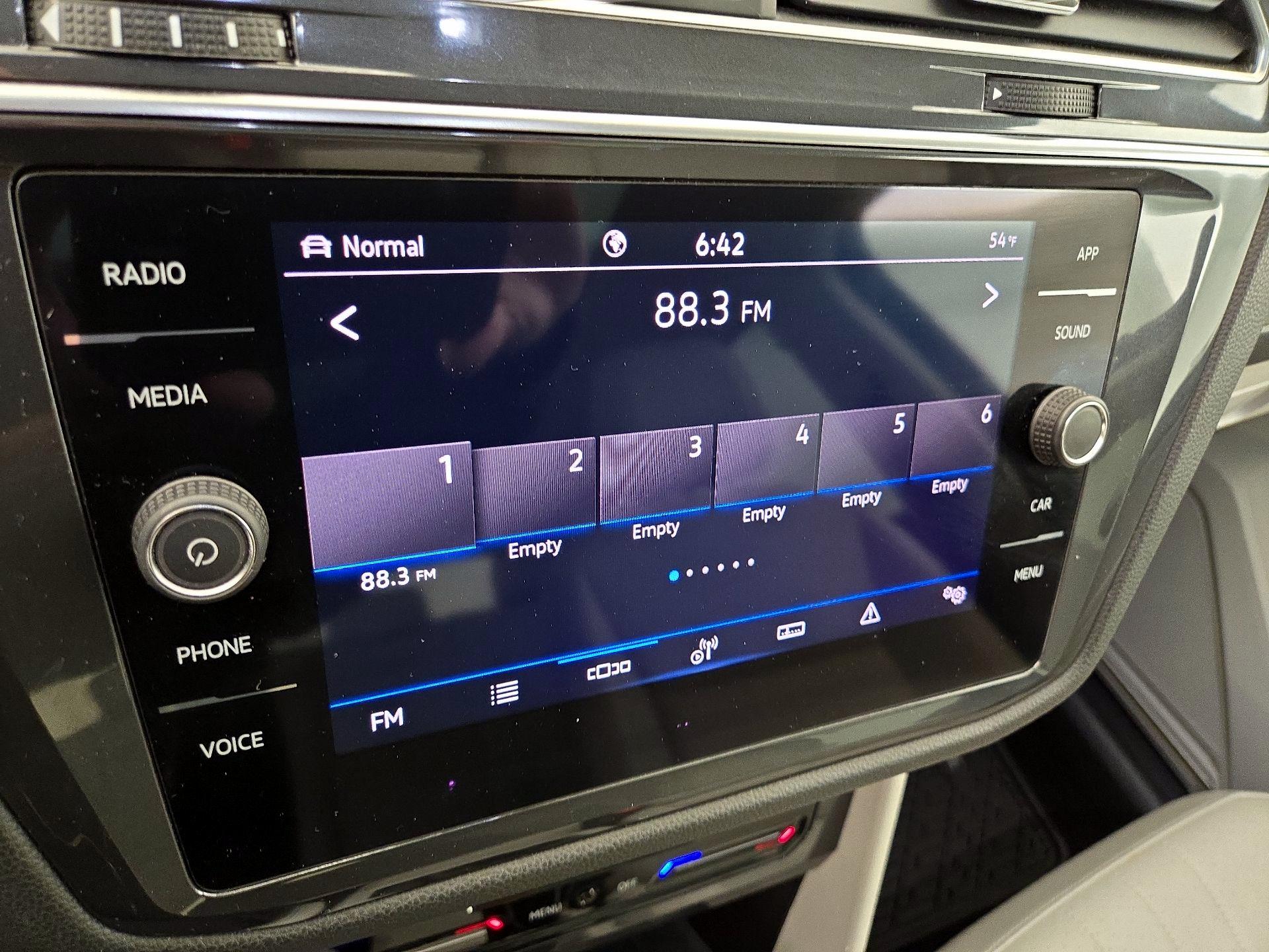 Thumbnail: 2022 Volkswagen Tiguan - 15