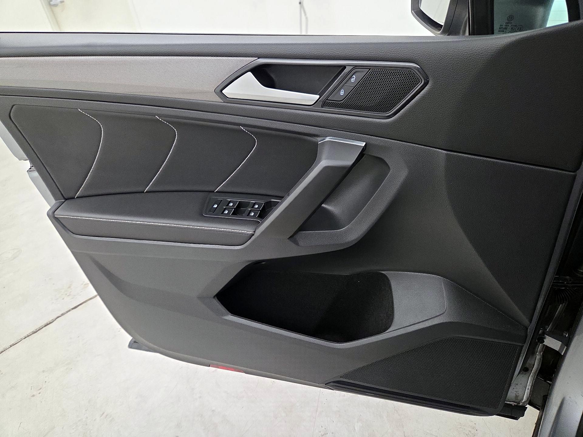 Thumbnail: 2023 Volkswagen Tiguan - 12