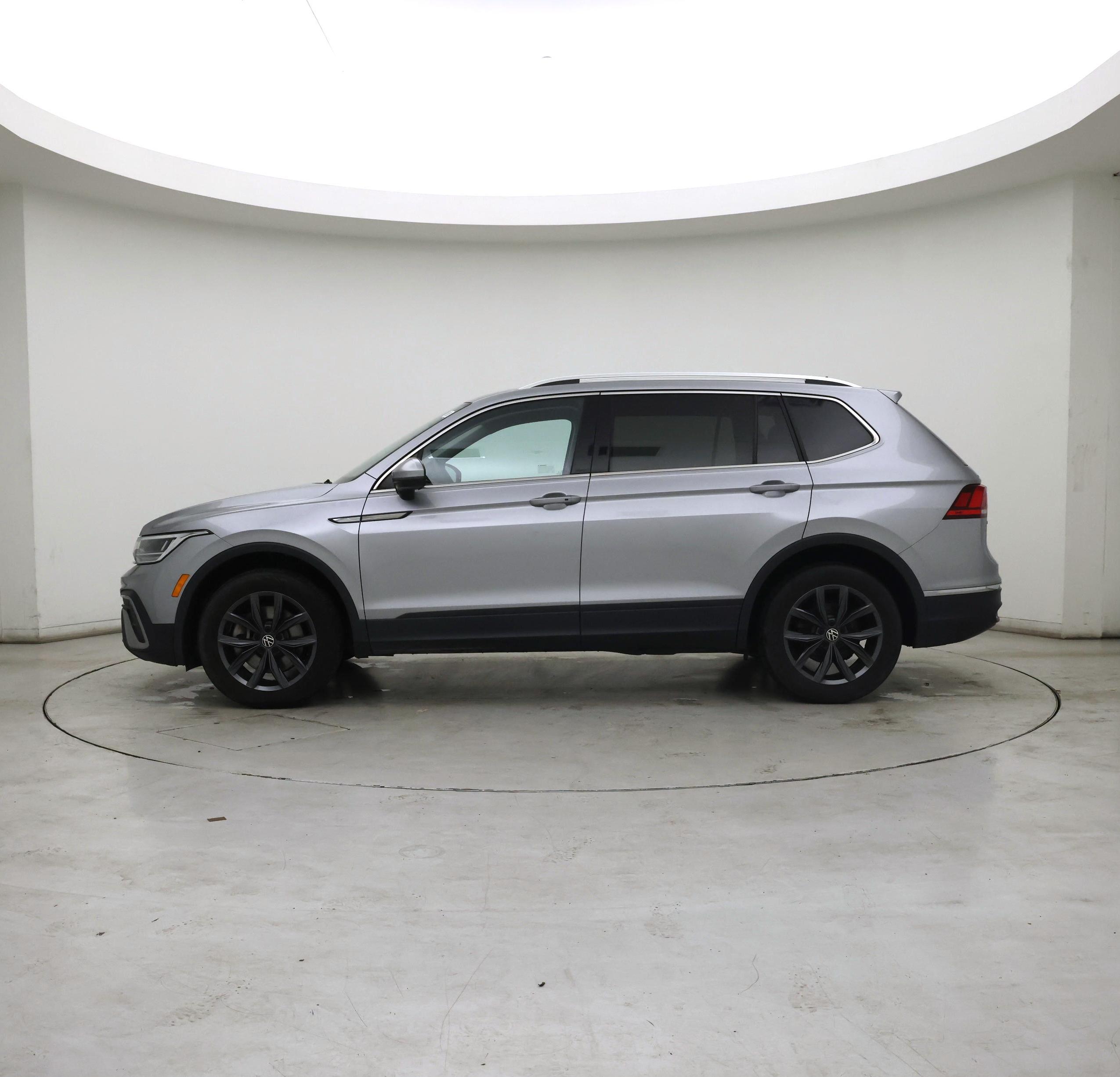 Thumbnail: 2023 Volkswagen Tiguan - 3