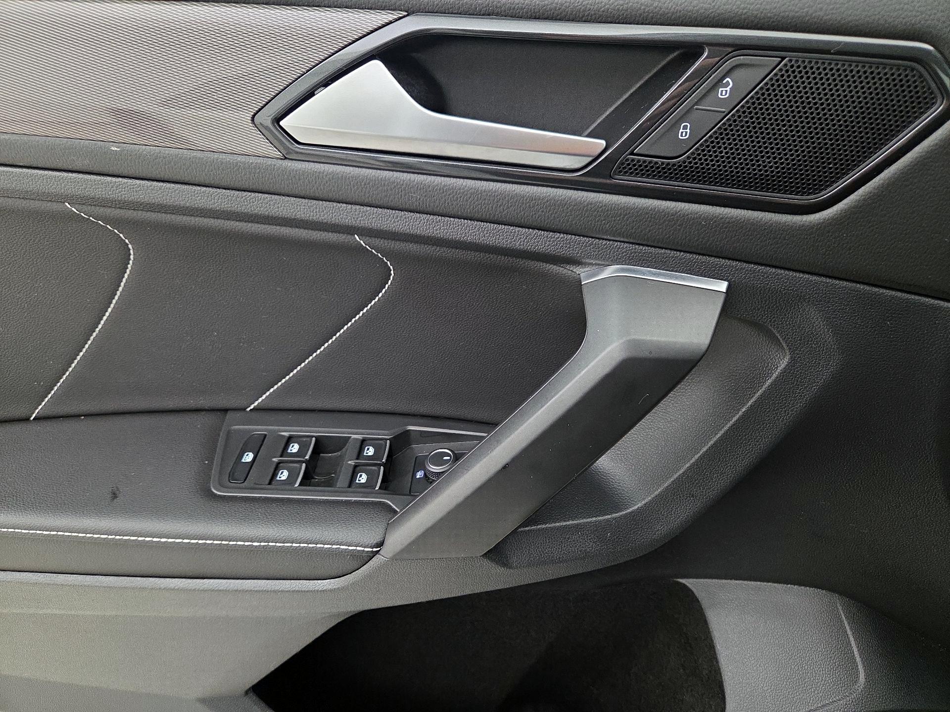 Thumbnail: 2023 Volkswagen Tiguan - 12