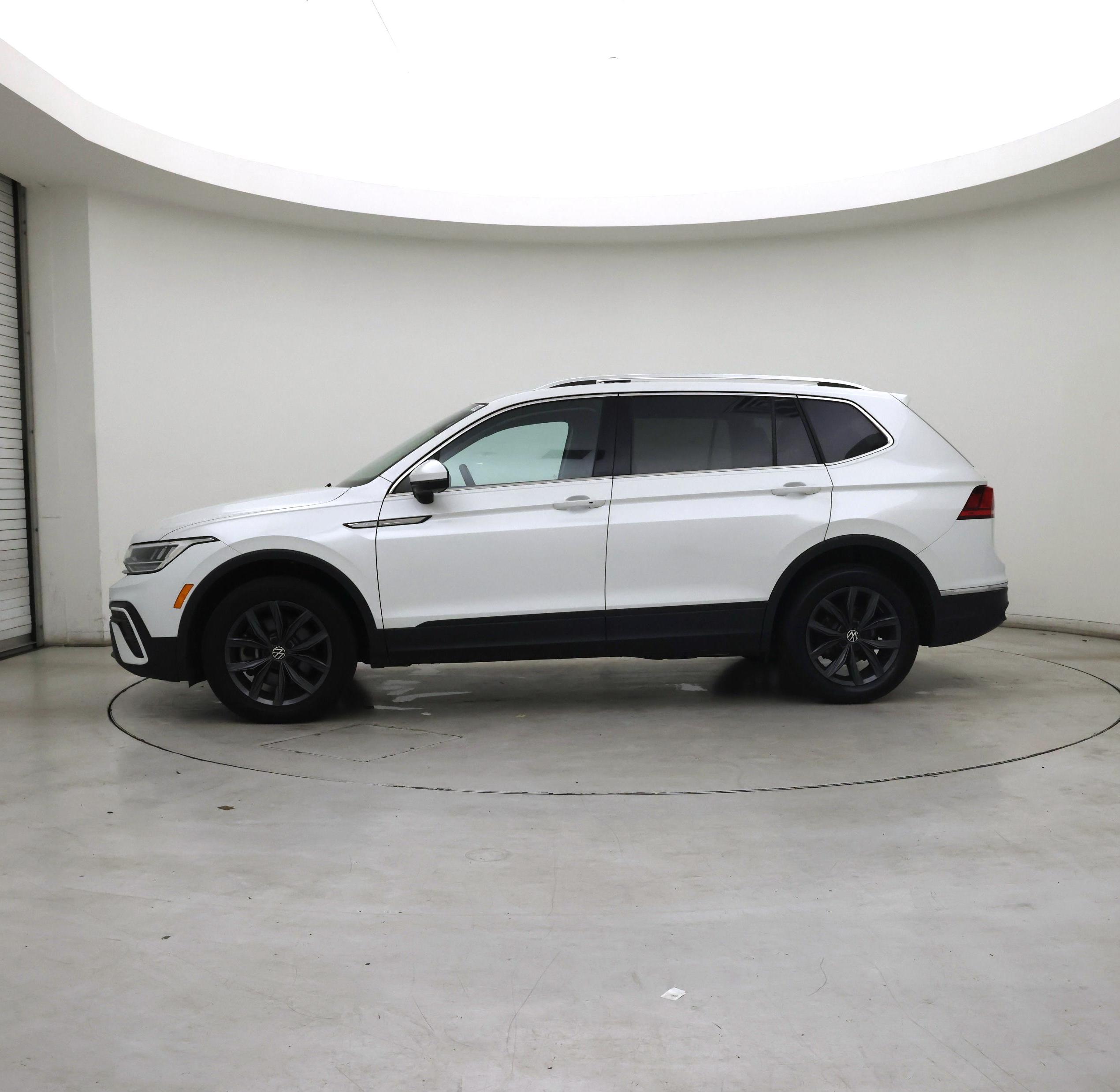 Thumbnail: 2023 Volkswagen Tiguan - 3