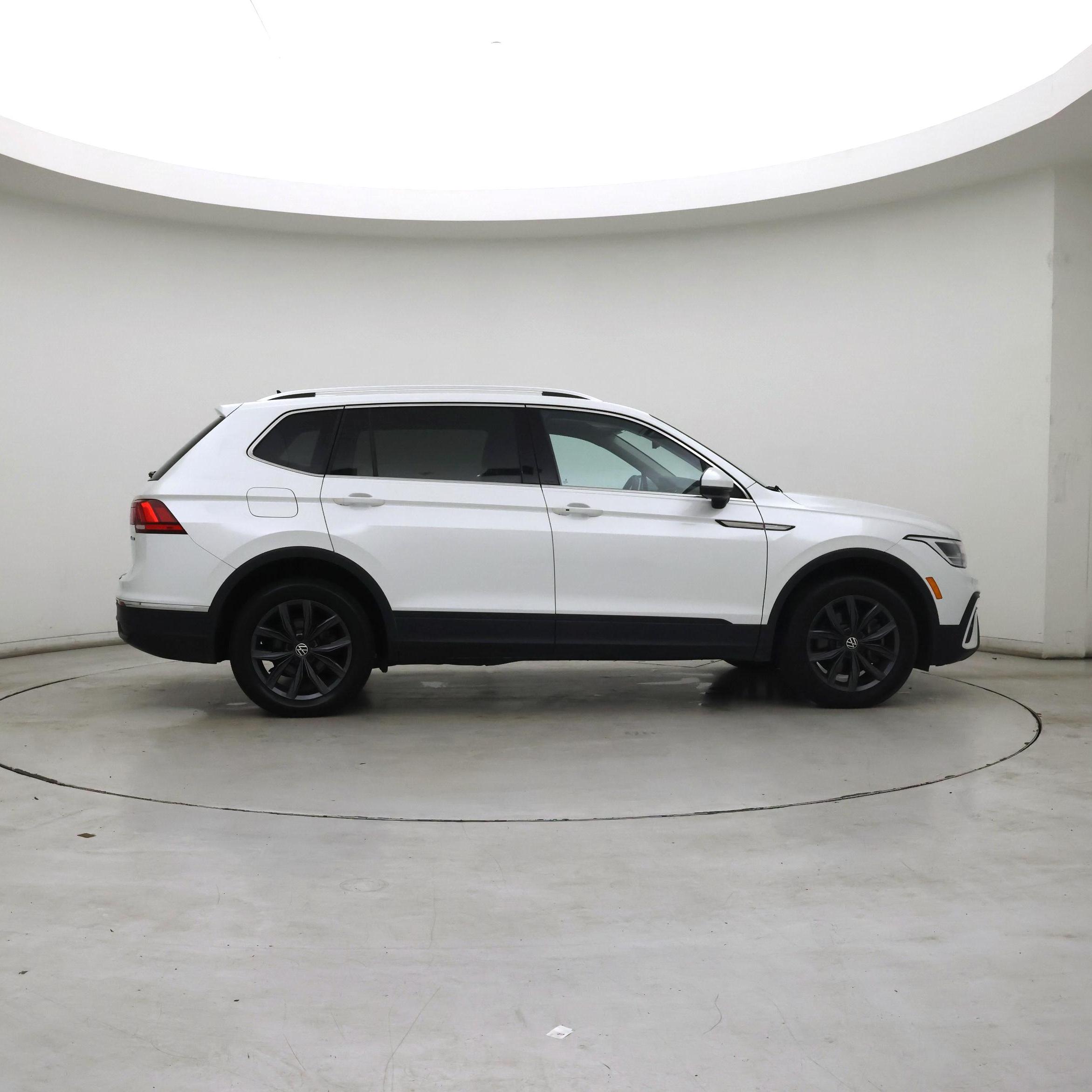 Thumbnail: 2023 Volkswagen Tiguan - 7
