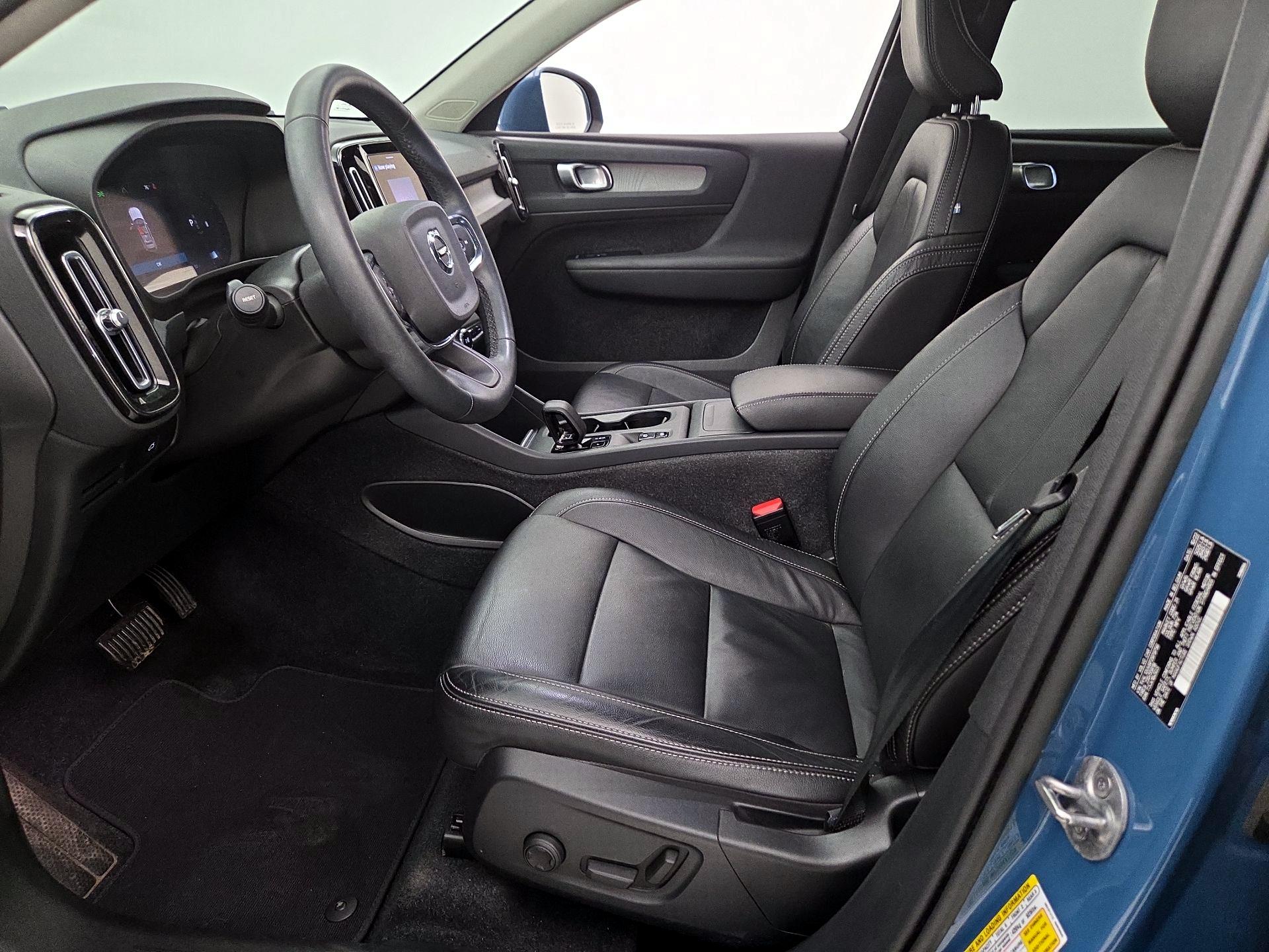 Thumbnail: 2023 Volvo XC40 - 11