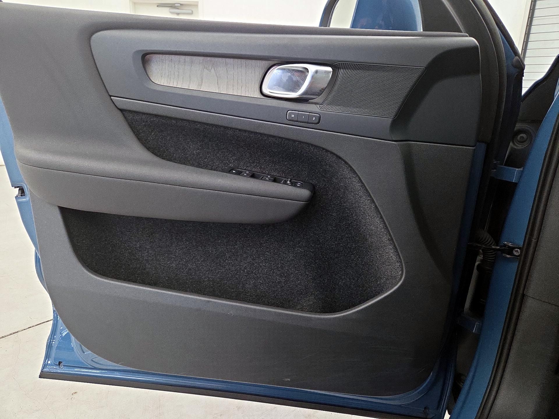 Thumbnail: 2023 Volvo XC40 - 12