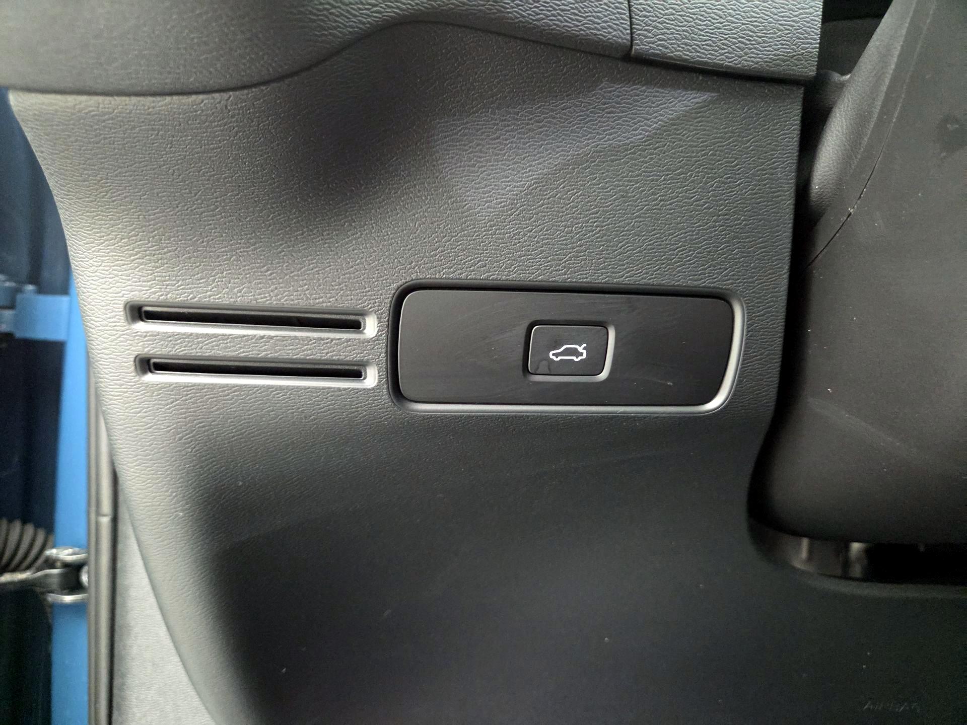 Thumbnail: 2023 Volvo XC40 - 13