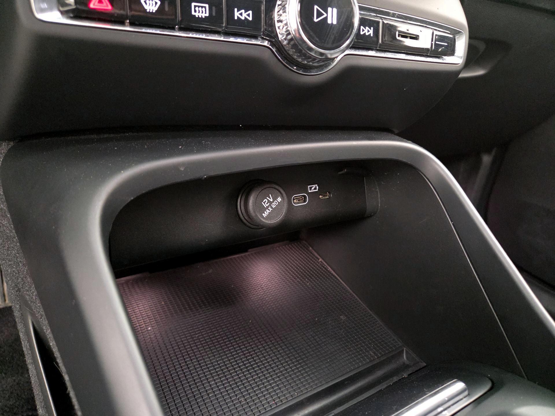 Thumbnail: 2023 Volvo XC40 - 18