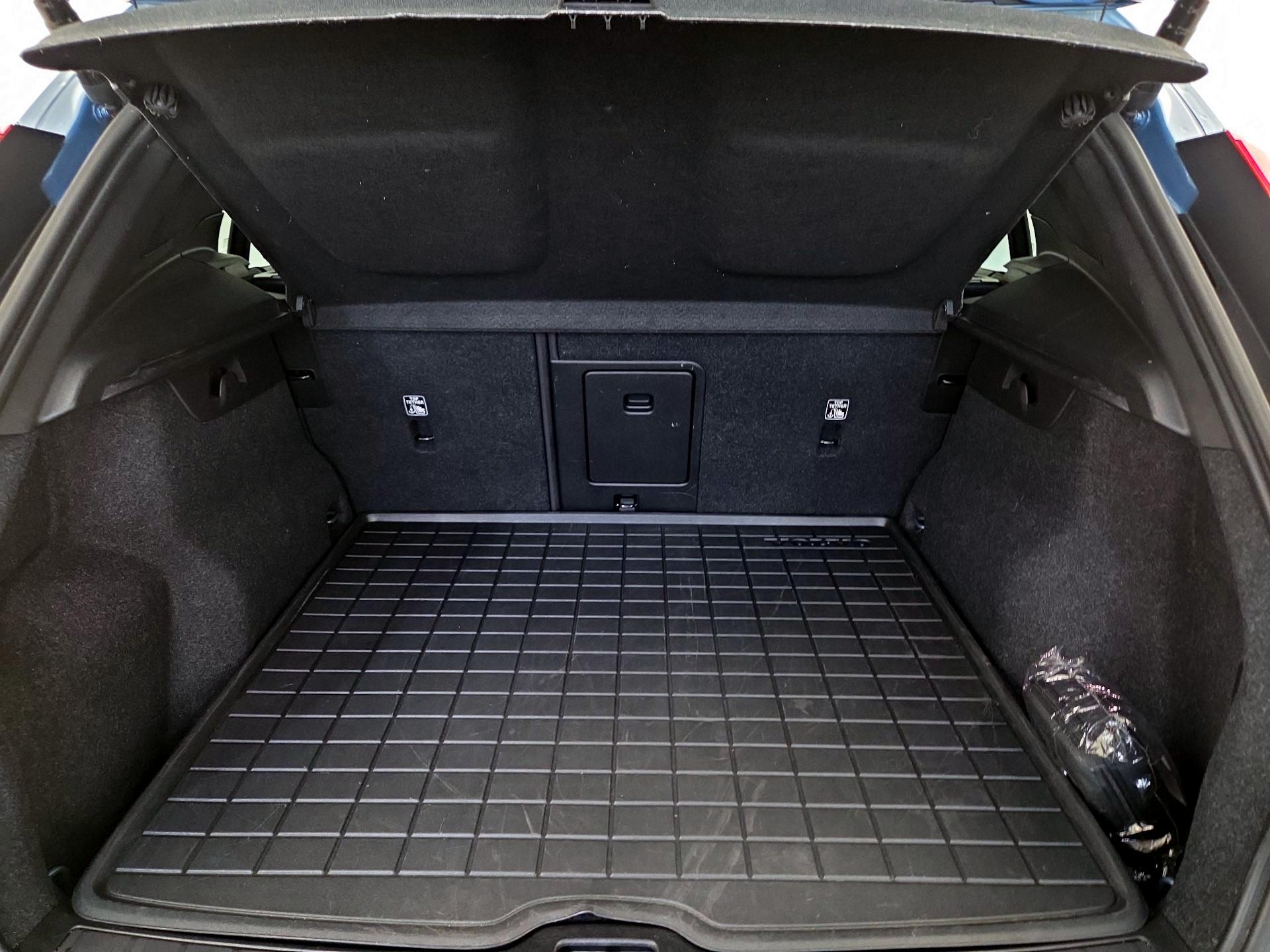 Thumbnail: 2023 Volvo XC40 - 20