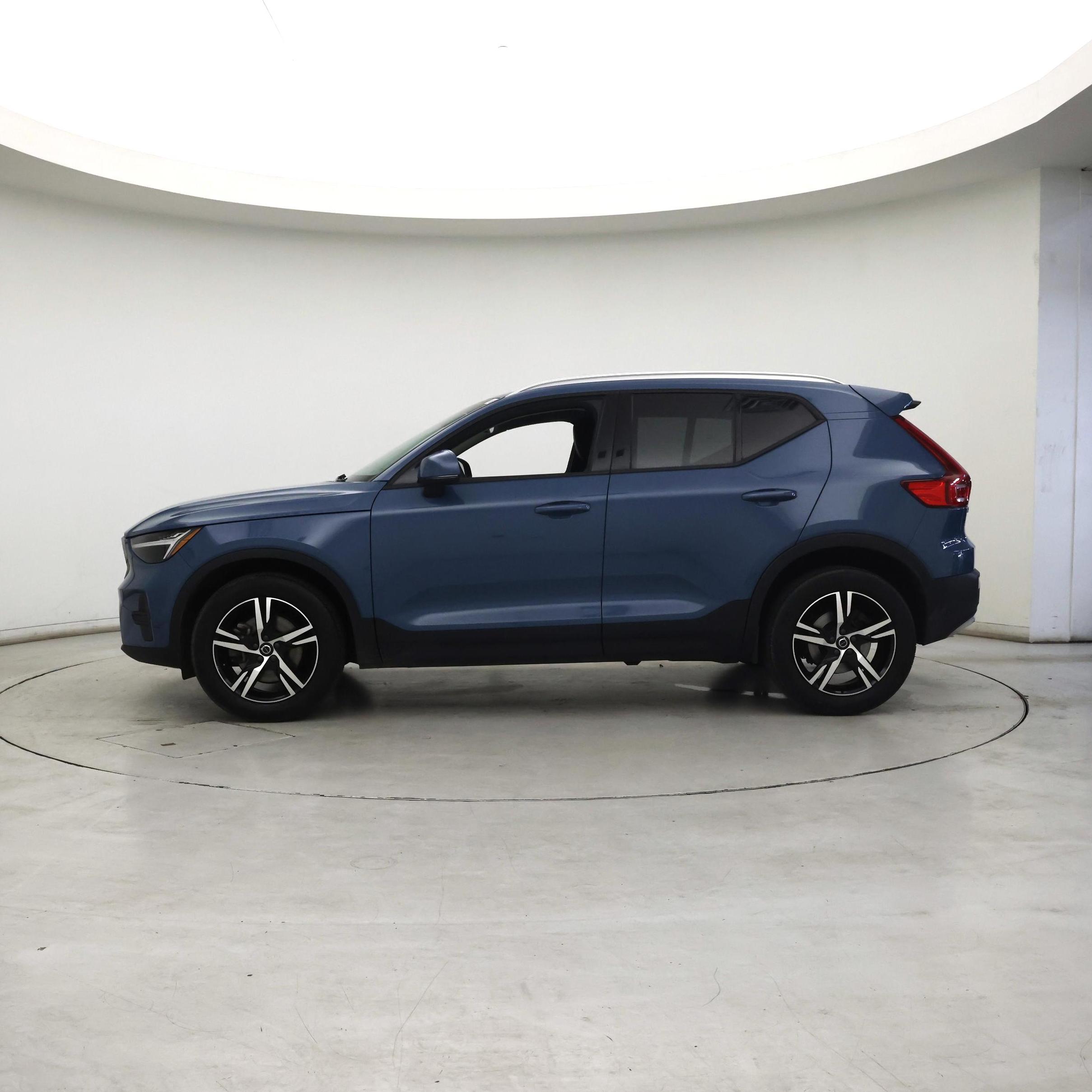 Thumbnail: 2023 Volvo XC40 - 3