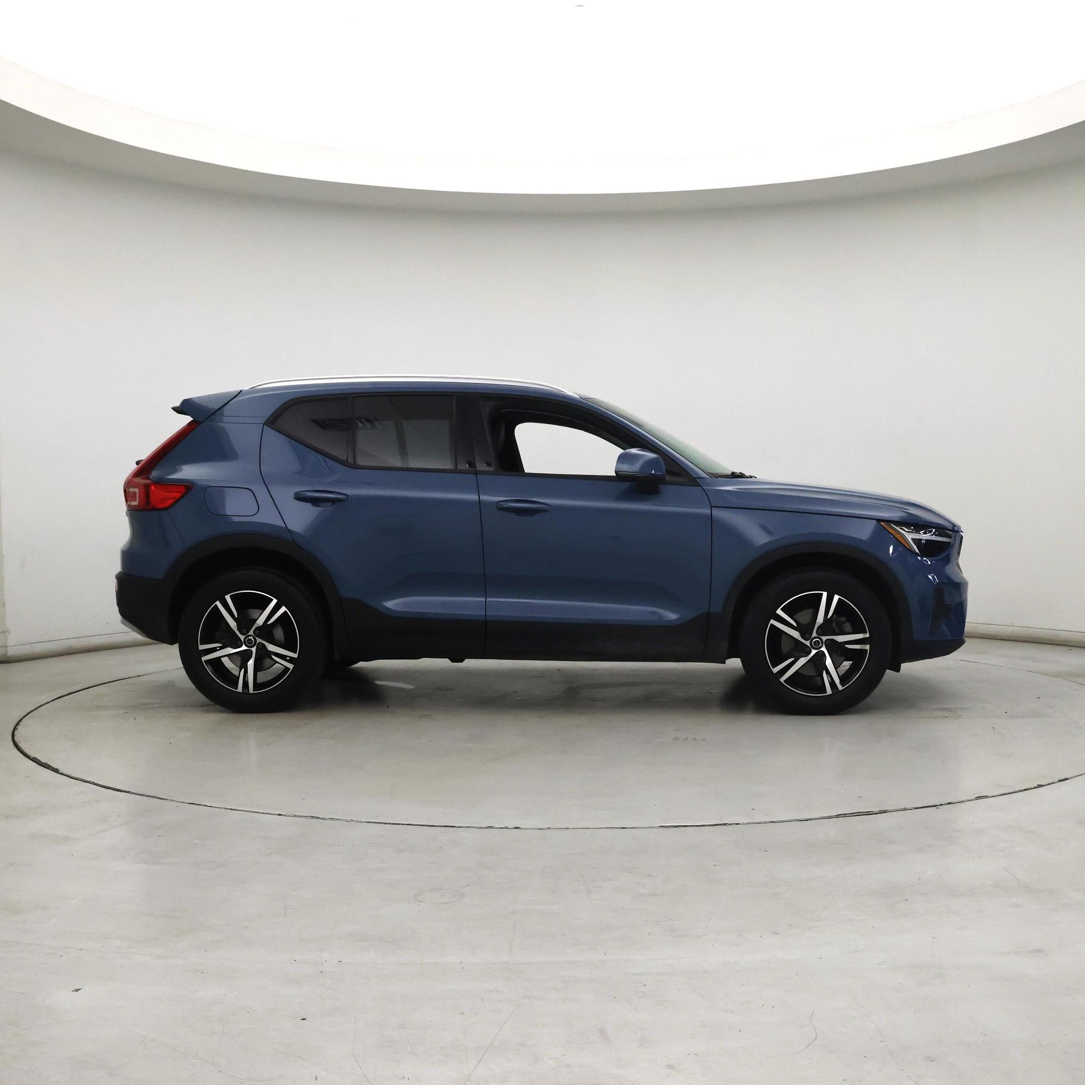 Thumbnail: 2023 Volvo XC40 - 7
