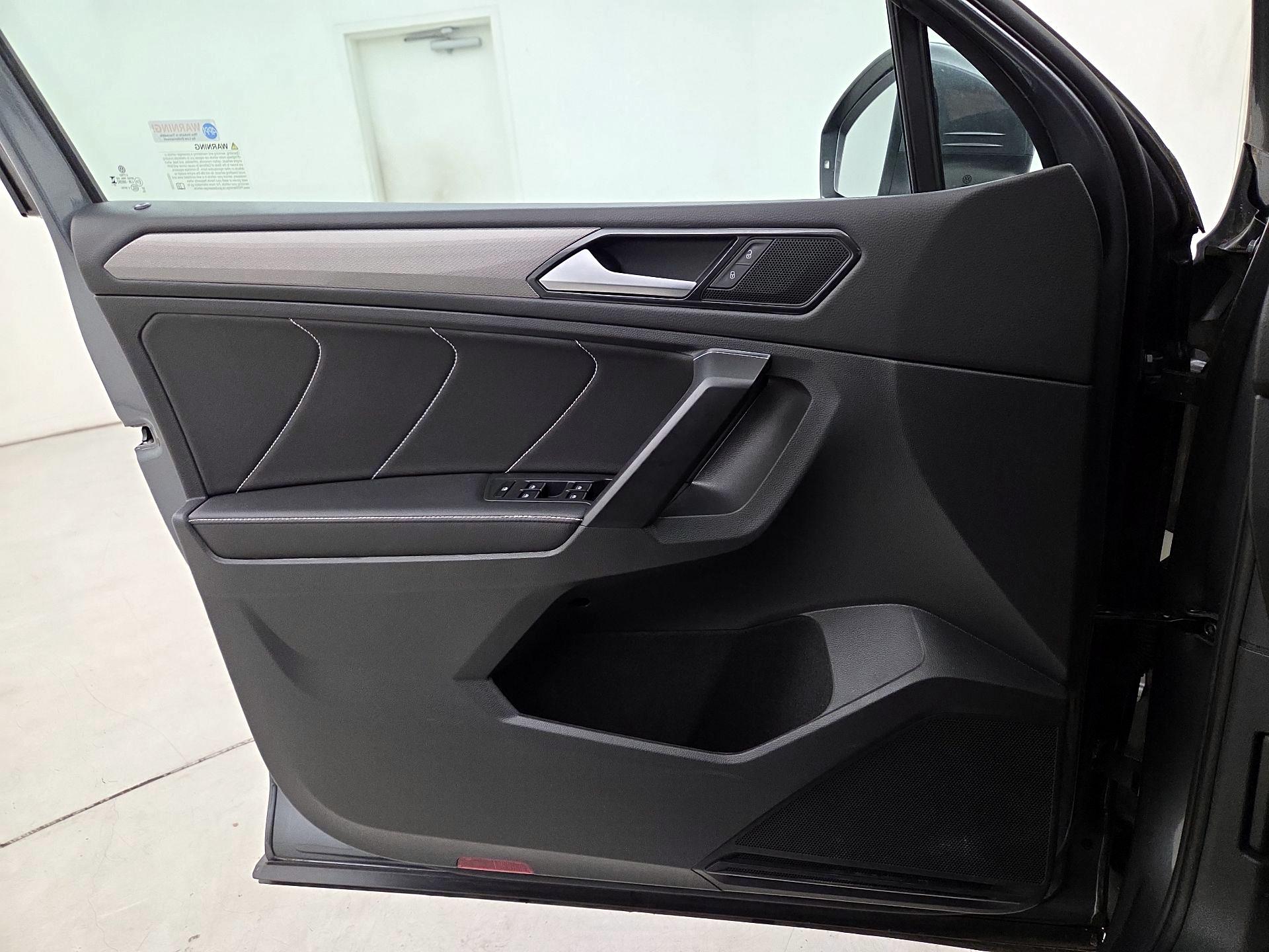 Thumbnail: 2023 Volkswagen Tiguan - 12