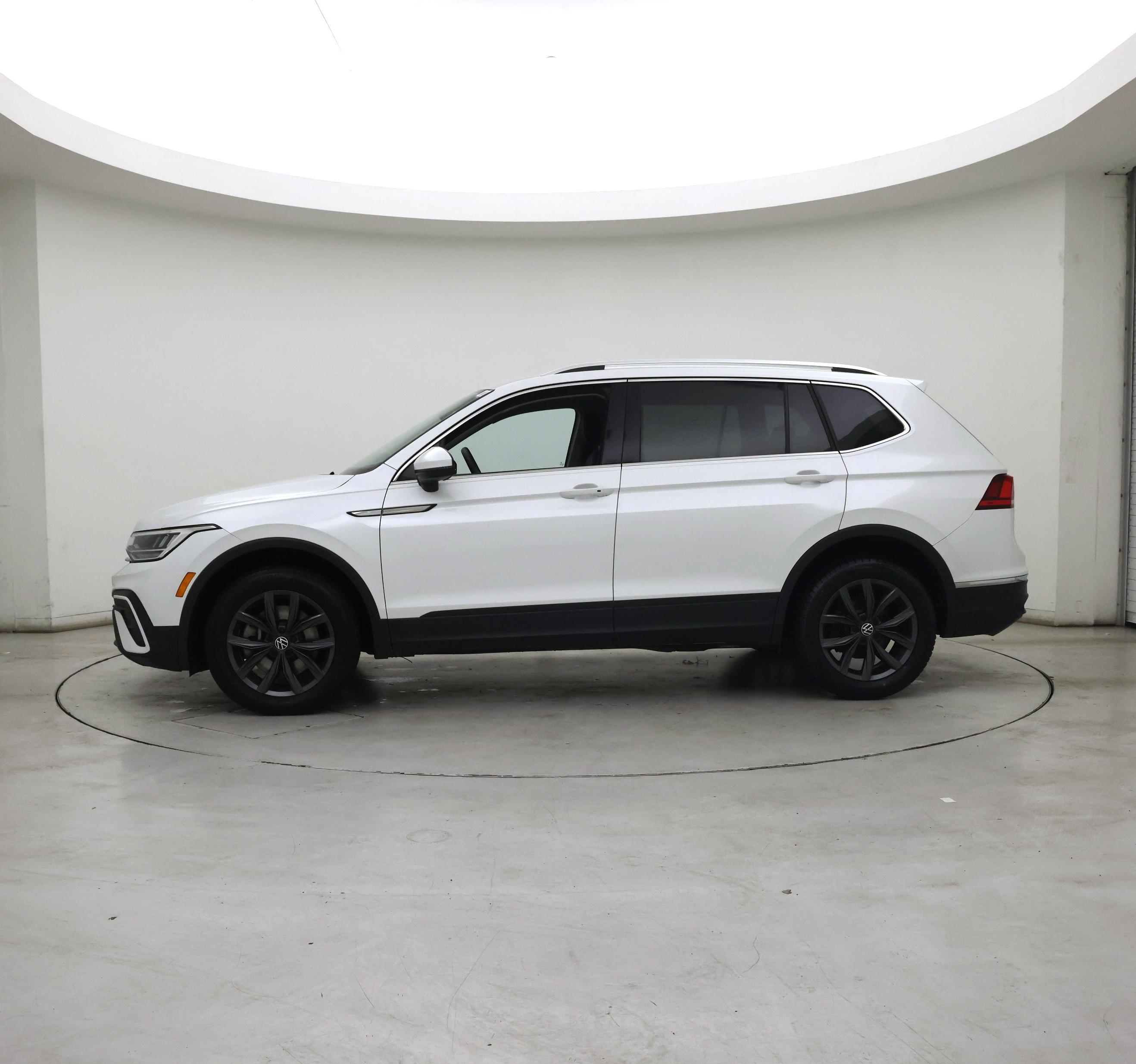 Thumbnail: 2023 Volkswagen Tiguan - 3