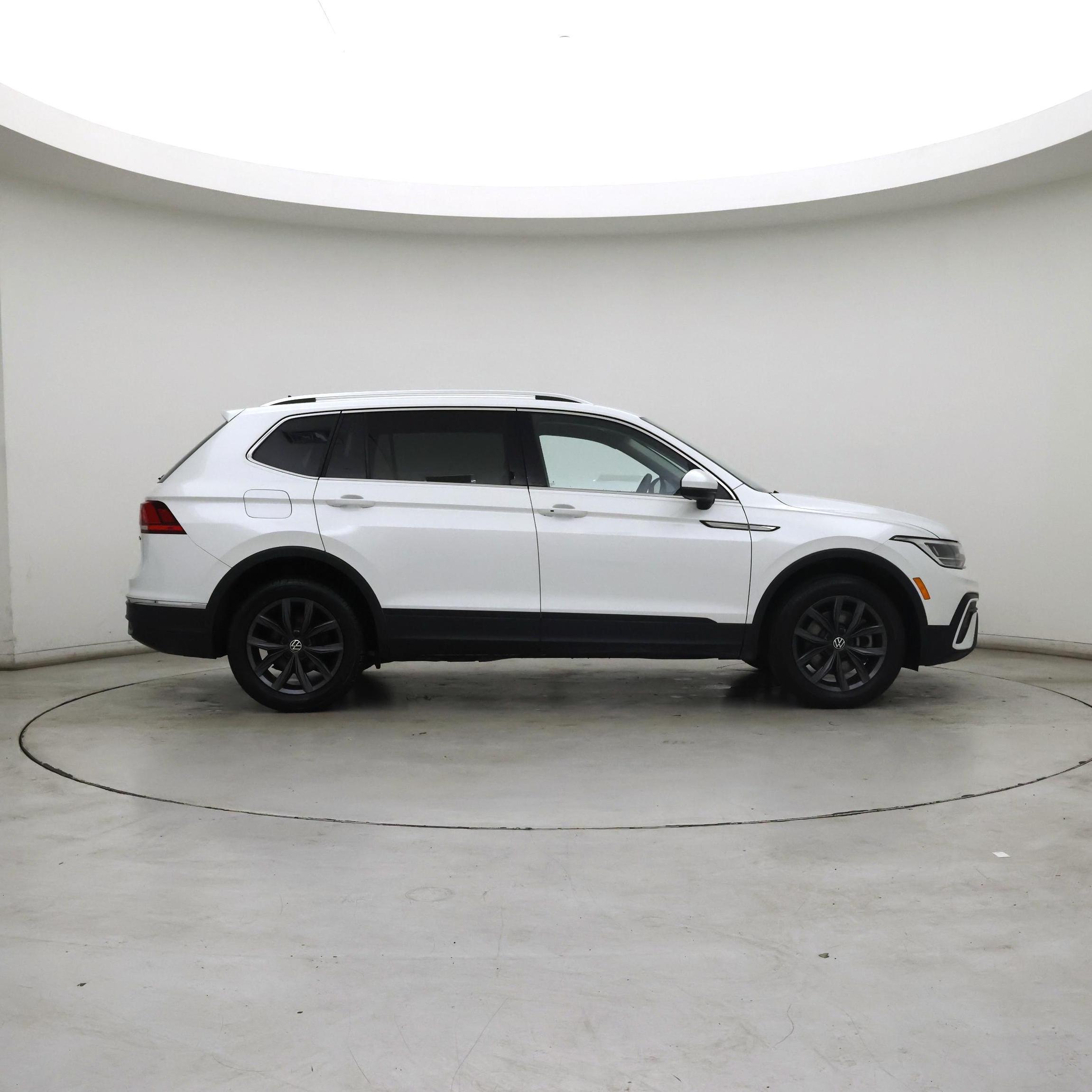 Thumbnail: 2023 Volkswagen Tiguan - 7