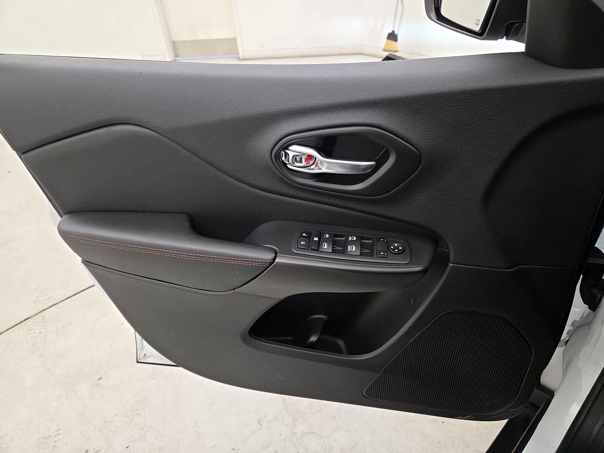 Thumbnail: 2022 Jeep Cherokee - 12