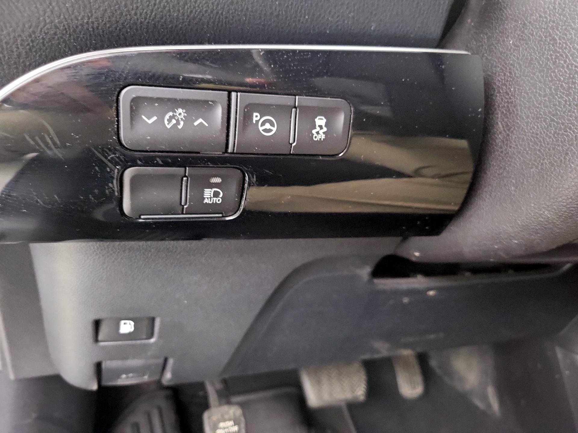 Thumbnail: 2019 Toyota Prius - 13