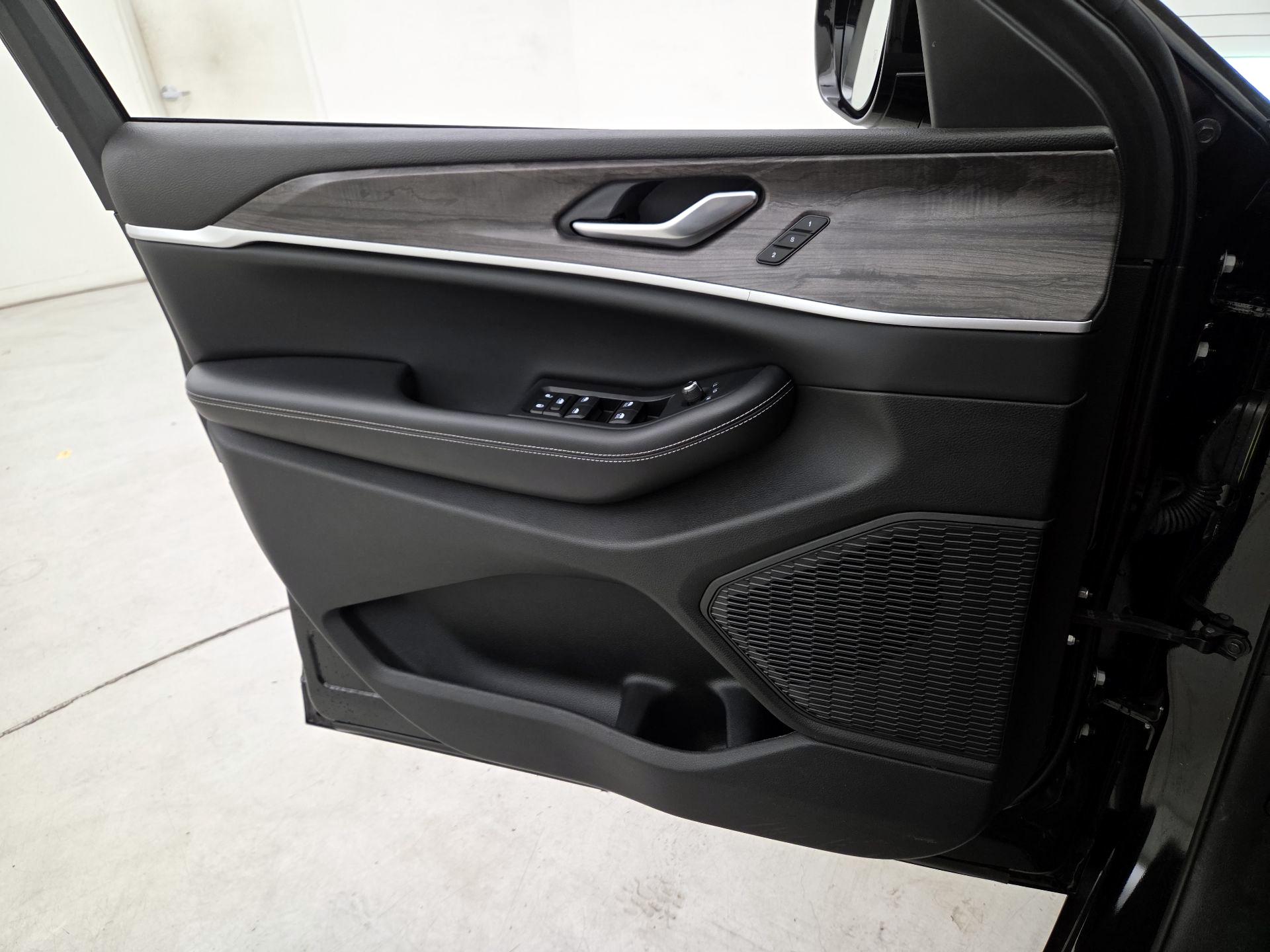 Thumbnail: 2023 Jeep Grand Cherokee - 12