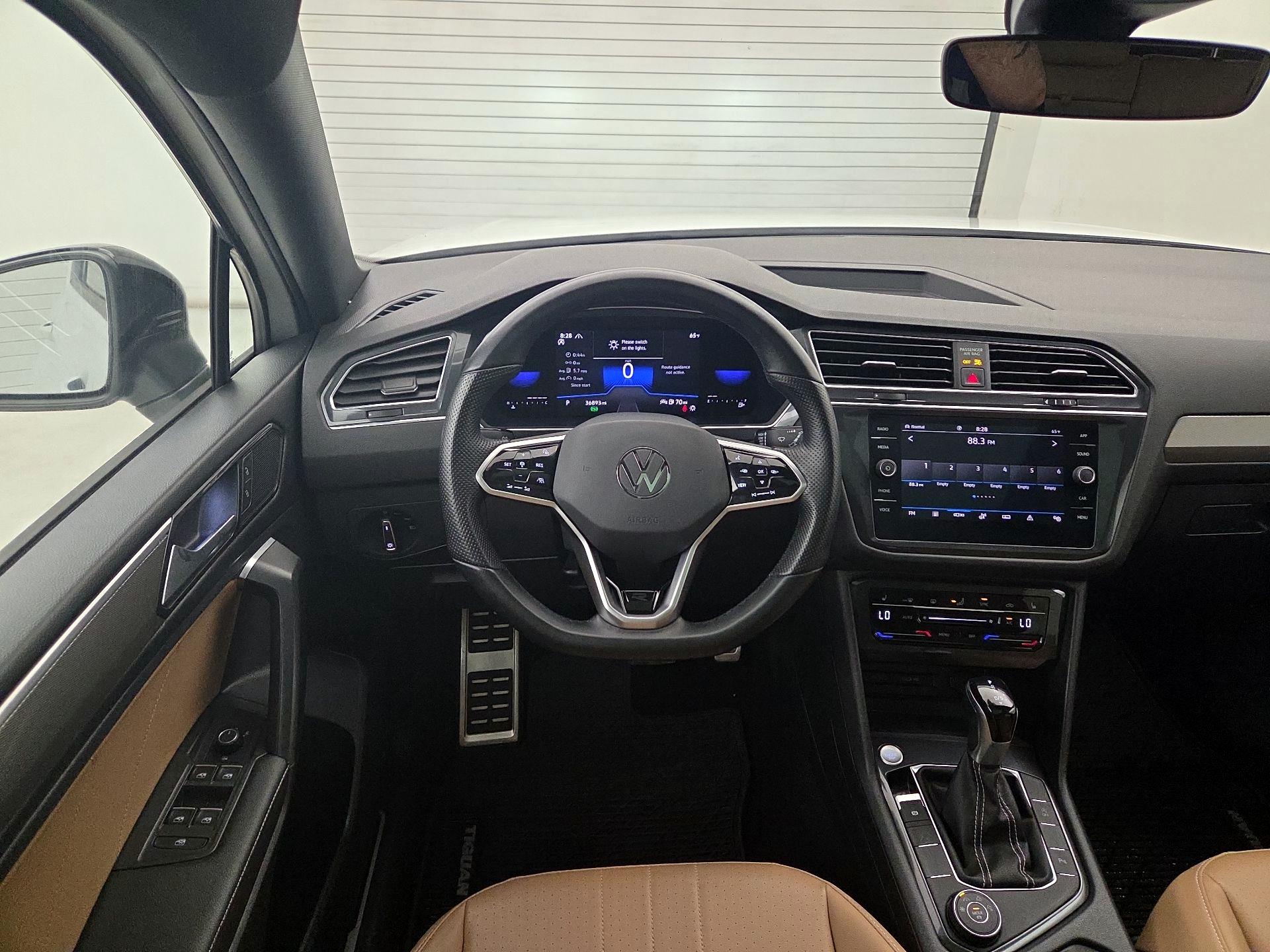 Thumbnail: 2023 Volkswagen Tiguan - 10