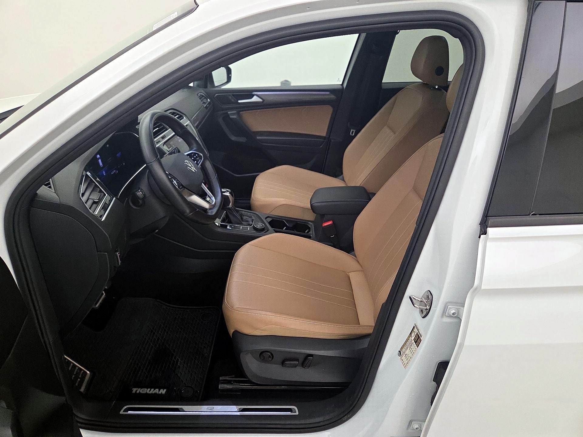 Thumbnail: 2023 Volkswagen Tiguan - 11