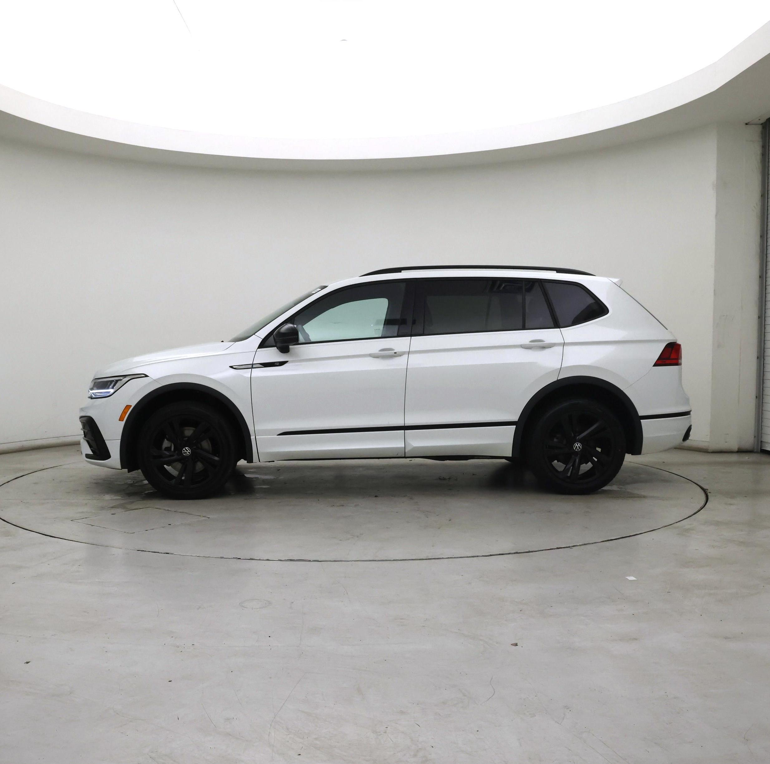 Thumbnail: 2023 Volkswagen Tiguan - 3